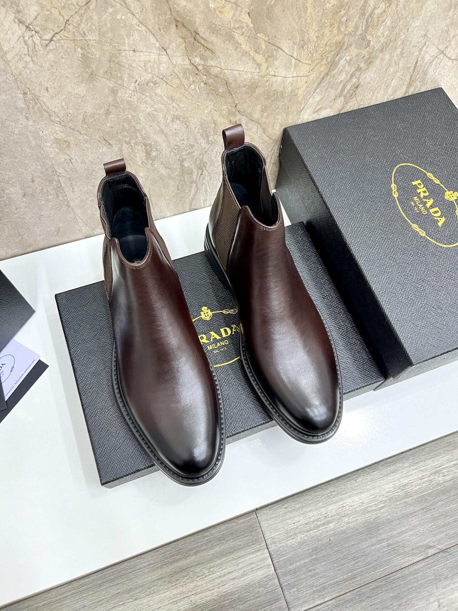 NO:587152,P's new Saffiano leather Chelsea short boots, official show finale style, using tapered silhouette, showing exquisite fashion, full of modern flavor, selected advantage tumbled calfskin, super soft and delicate, dyed calfskin inside, standard P's feet, leather soles with non-slip Vibraw rubber on the forefoot. Very comfortable, highly recommended, British thin-soled and handsome version, exclusive killer for men, standard quality products for men's shoe cabinets, with original box packaging, one size too large  Size 38～44 (45 customized), Prada men's boots, prada, boots, cowhide19860909P家 新品Saffiano皮革切尔西短靴 官方秀场压轴款式 采用锥形廓形 尽显精致时尚,现代气息十足 精选优势摔纹小牛皮 超软细腻 内里本染小牛皮 标配P家垫脚 皮质鞋底前掌带防滑Vibraw 橡胶.舒适度极好 强烈推荐 偏英伦薄底帅气版型 男神专属杀器 男人鞋柜标配精品 配原盒包装 偏大一码 码数38～44（45订做）,普拉达 男靴,prada,boots,cowhide,Men's shoes