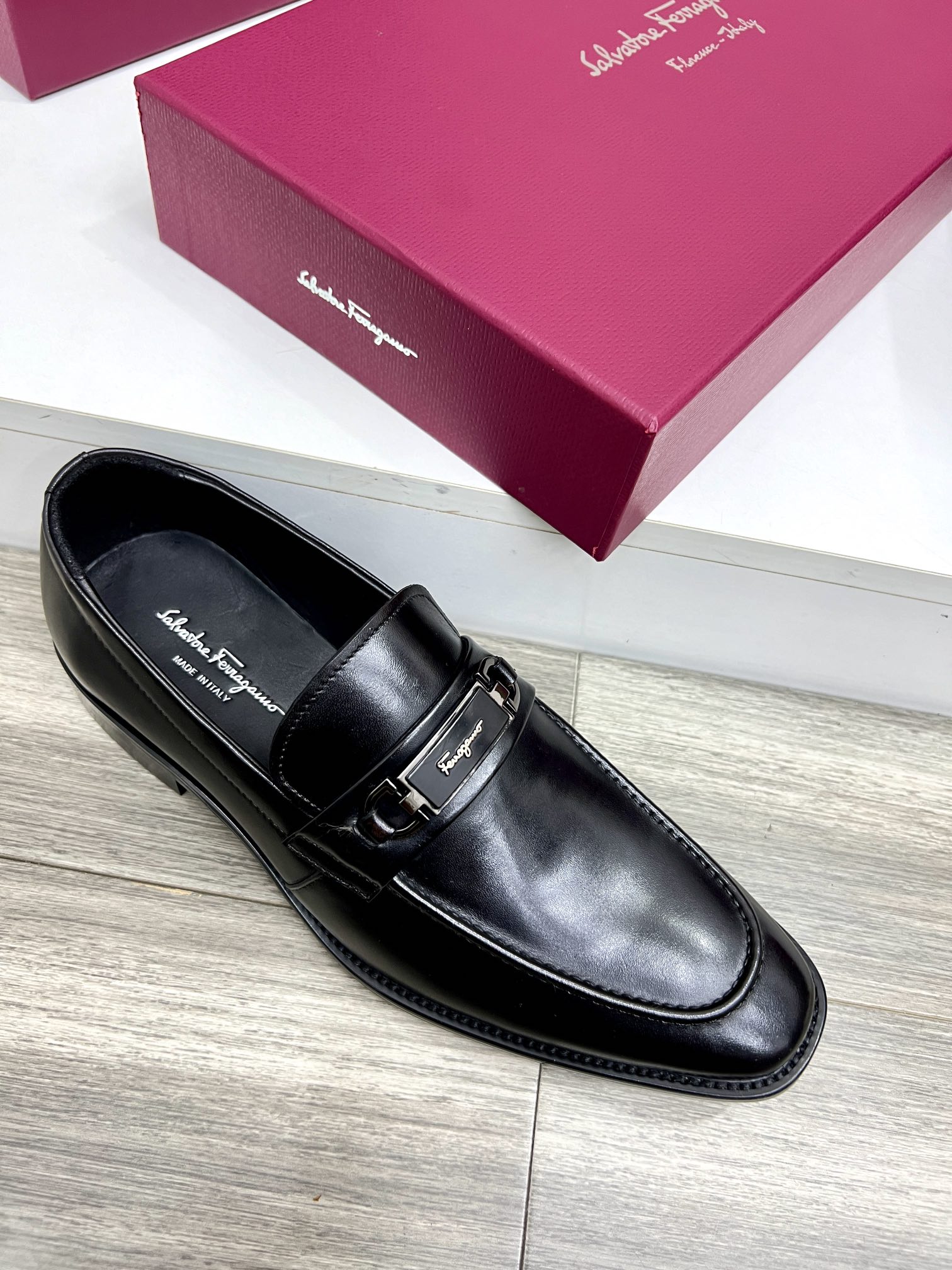 Salvatore Ferragamo Men's Leather Loafers with Gancini Ornament 7 i1727294043 1392 0