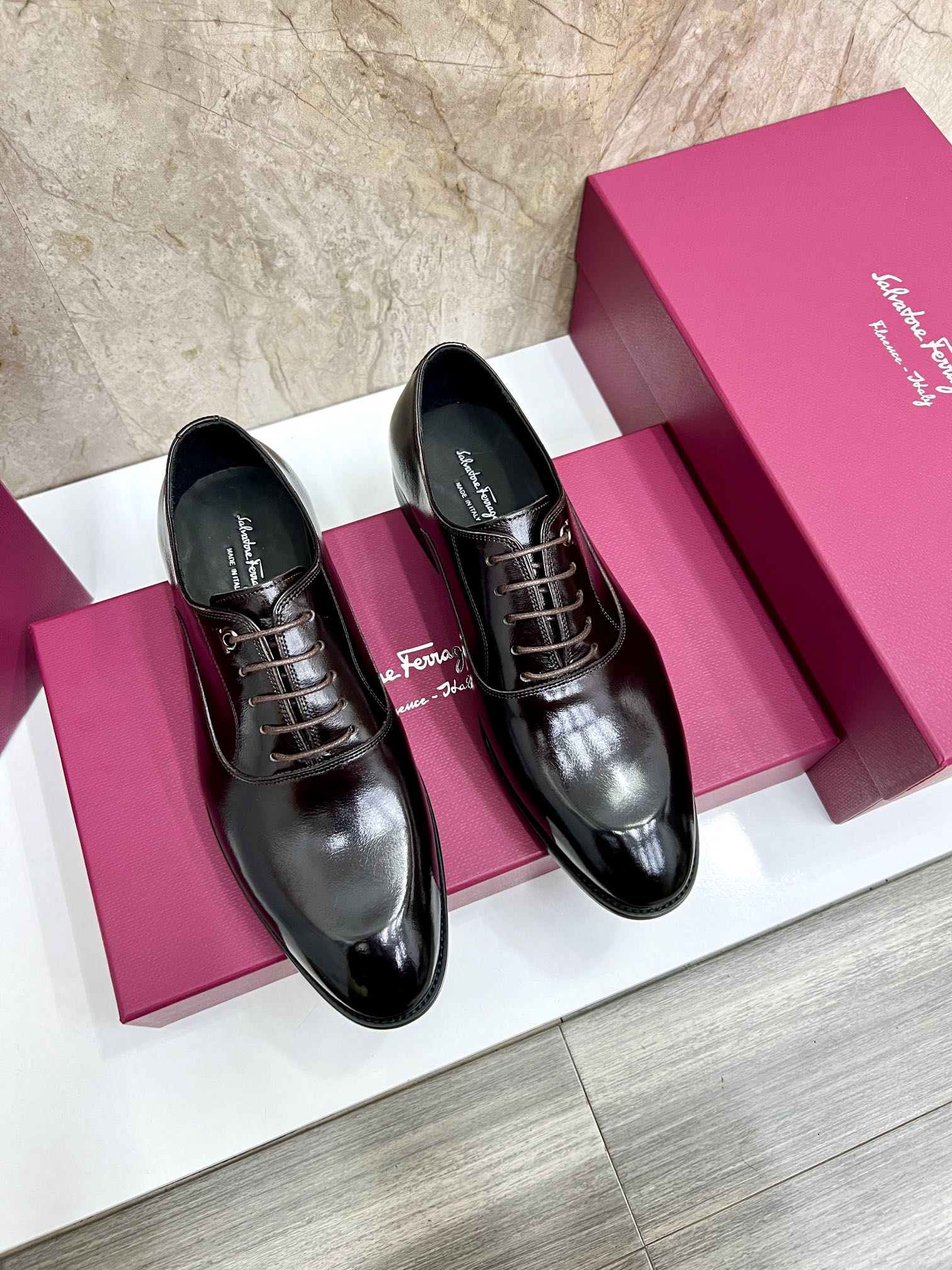 Salvatore Ferragamo Men's Leather Dress Shoes - Classic Lace-Up Oxfords 2 i1727294274 1910 5