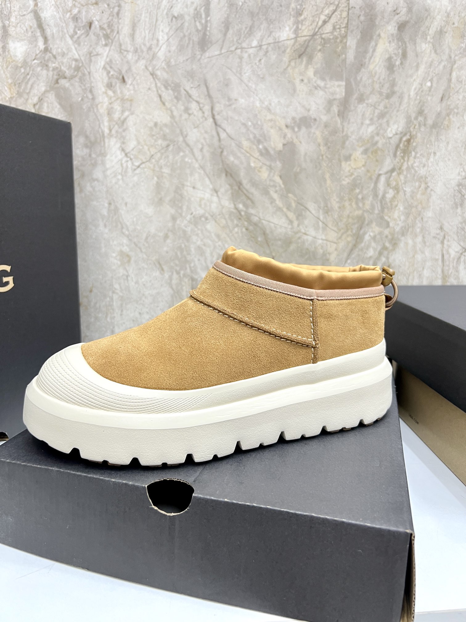 NO:588495,Couple model UGG Tasman Weather Hybrid one-second snow boots Wang Yibo's same classic Tasman shoe style is designed with environmentally friendly waterproof and snowproof materials, which is both fashionable and functional. At the same time, it is paired with the new UGG Keen furry color-blocking jacket. Bright orange and maroon collide to create a new light outdoor style and open up a new travel experience in early autumn! Using the best materials, the 17mm fur integrated surface is warmer and breathable, and the outsole is upgraded to a lightweight and wear-resistant light wing technology outsole!  Size Women’s size 35-40 / Men’s size 38–44 (45 customized) Official website colors, boots, jackets & coats19860909情侣款 UGG Tasman Weather Hybrid一秒蹬雪地靴 王一博同款经典Tasman鞋型之设计环保防水防雪材质兼具时髦与功能属性,同时搭配全新UGG基恩毛茸拼色夹克亮橘与栗色碰撞出轻户外新风格打开早秋出行新体验!使用优选材质,17毫米皮毛一体表面更温暖透气,外底升级成为轻盈耐磨的轻翼科技大底！ Size女码35-40 /男码38–44（45订做） 官网颜色,,boots,jackets & coats,Men's shoes