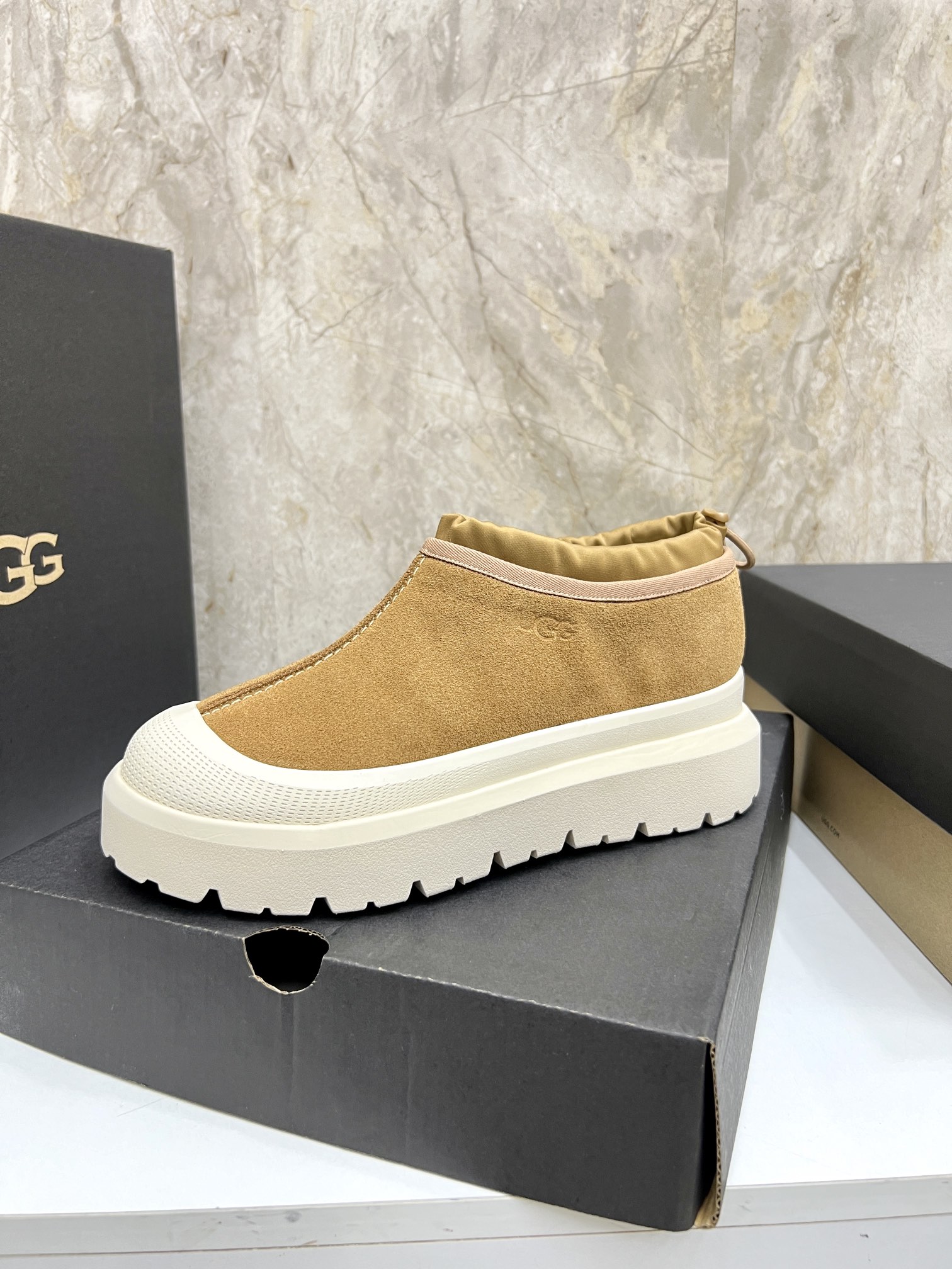 NO:588441,P Couple model UGG Tasman Weather Hybrid one-second snow boots Wang Yibo's same classic Tasman shoe style is designed with environmentally friendly waterproof and snowproof materials, which is both fashionable and functional. At the same time, it is paired with the new UGG Keen furry color-blocking jacket. Bright orange and maroon collide to create a new light outdoor style and open up a new early autumn travel experience! Using the best materials, the 17mm fur integrated surface is warmer and breathable, and the outsole is upgraded to a lightweight and wear-resistant light wing technology outsole!  Size Women’s size 35-40 / Men’s size 38–44 (45 customized) Official website colors, boots, jackets & coats19860909P情侣款 UGG Tasman Weather Hybrid一秒蹬雪地靴 王一博同款经典Tasman鞋型之设计环保防水防雪材质兼具时髦与功能属性,同时搭配全新UGG基恩毛茸拼色夹克亮橘与栗色碰撞出轻户外新风格打开早秋出行新体验!使用优选材质,17毫米皮毛一体表面更温暖透气,外底升级成为轻盈耐磨的轻翼科技大底！ Size女码35-40 /男码38–44（45订做） 官网颜色,,boots,jackets & coats,Men's shoes