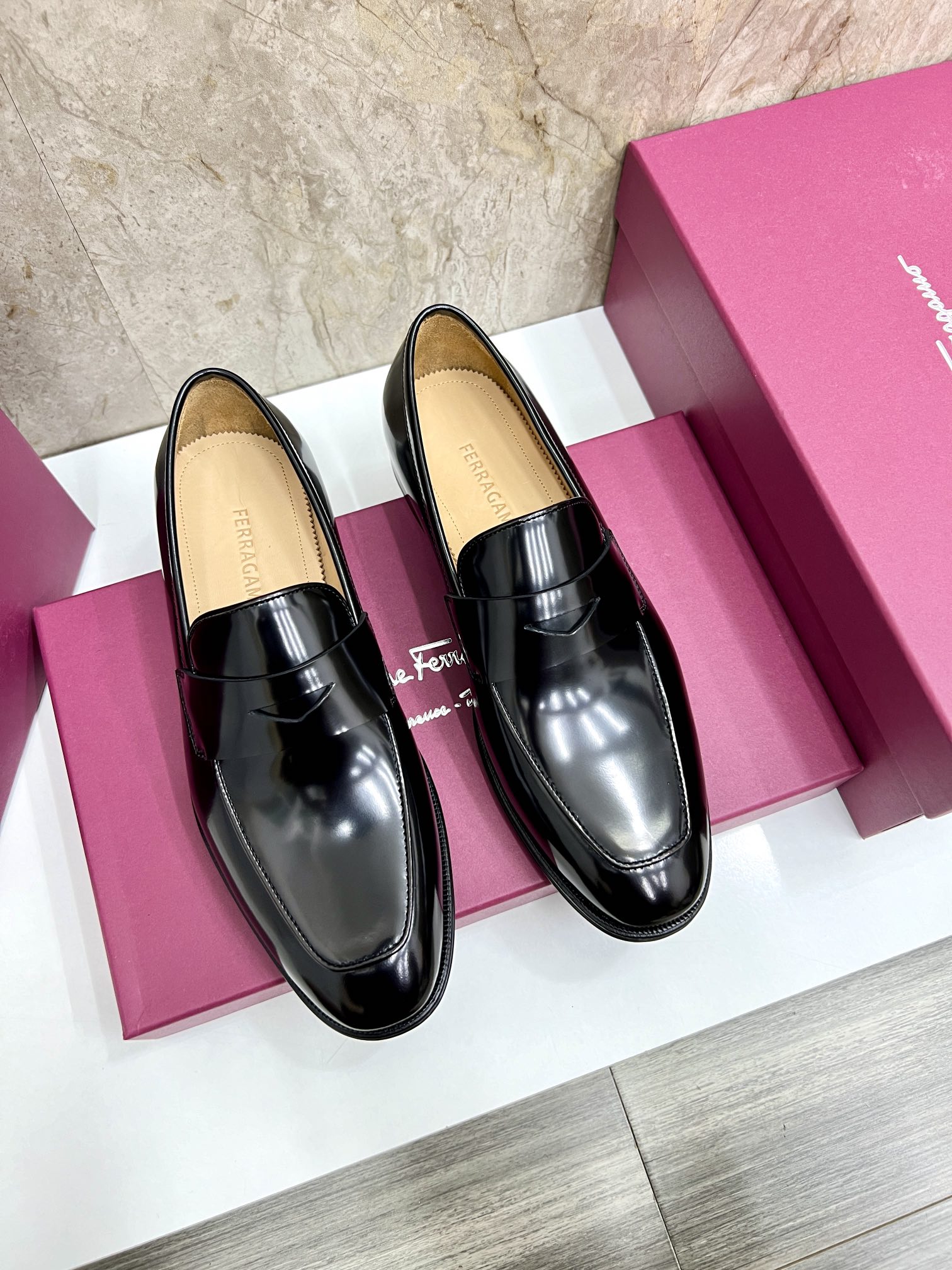 NO:347221,Ferragam* Oxford shoes New men's formal leather shoes As simple as ever, exquisite hand-stitching method Simple glossy side decoration classic horseshoe buckle shape Simple appearance Simple but fashionable Luxury feel Imported calfskin/open-edge beads bright leather glossy method Retro dark calfskin inside Original Italian leather outsole Elegant and atmospheric The whole shoe is soft and elastic, with good stretching to ensure the comfort of the shoes. Standard leather shoes sizes 39~44 # batch, ferragamo, cowhide, Leather soles19860909菲拉～ Ferragam* 牛津鞋 新款男士正装皮鞋 一如既往简约的奢华 精致手工缝线做法 简约光面侧面装饰经典马蹄扣造型 外观简单 朴素却又带着时尚 奢华面感 采用进口小牛皮/开边珠亮皮光面做法 内里复古深色小牛皮 原版意大利真皮大底 优雅大气 整个鞋子柔软而有弹性,良好的伸展性以确保鞋履的舒适度,标准皮鞋码数39～44 #批,,ferragamo,cowhide,Leather soles,Men's shoes