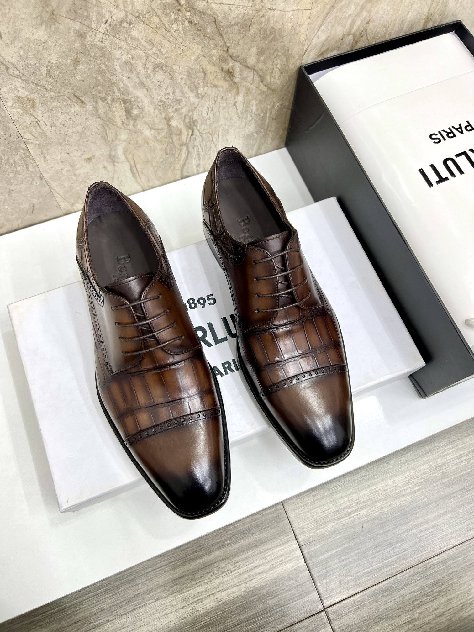 NO:348400,Berlut* New men's hand-painted formal leather shoes are shipped and selected for high-quality imported calfskin uppers. Hand-painted color-painted process. The upper is decorated with Brock punched carved details, crocodile pattern cowhide Mark thread hand-sewn splicing, which highlights the details and spiritual heritage of Berlut* everywhere. Semi-Goodine cold sticking craftsmanship, simple and atmospheric. The texture of the leather is vivid and exquisite. The hand-painted color-painted color-painted specialty inside water-dye calfskin. Italian genuine leather outsole heel and rubber bottom are added to the anti-slip effect. A pair of shoes with a very artistic charm is paired with original private mold badge shoehorn original customized packaging for sale!  Color black brown Standard leather shoes size 39～44# (38.45 customized) batch, cowhide, Leather soles19860909Berlut* 布鲁提 新款男士手工擦色正装皮鞋出货甄选优质进口小牛皮鞋面 手工擦色工艺处理效果 鞋面饰以布洛克冲孔雕花细节,鳄鱼纹牛皮马克线手缝拼接 处处彰显着 Berlut* 的细节与精神传承 半固特异冷粘工艺 古朴大气 将皮料质感展现得淋漓精致手工改色擦色特色内里水染小牛皮 意大利真皮大底后跟加入橡胶底片防滑效果极好 很有艺术韵味的一双鞋子搭配原版私模徽章鞋拔原版定制包装发售！ 颜色黑色 棕色 标准皮鞋码数39～44#（38.45定做）批,,cowhide,Leather soles,Men's shoes