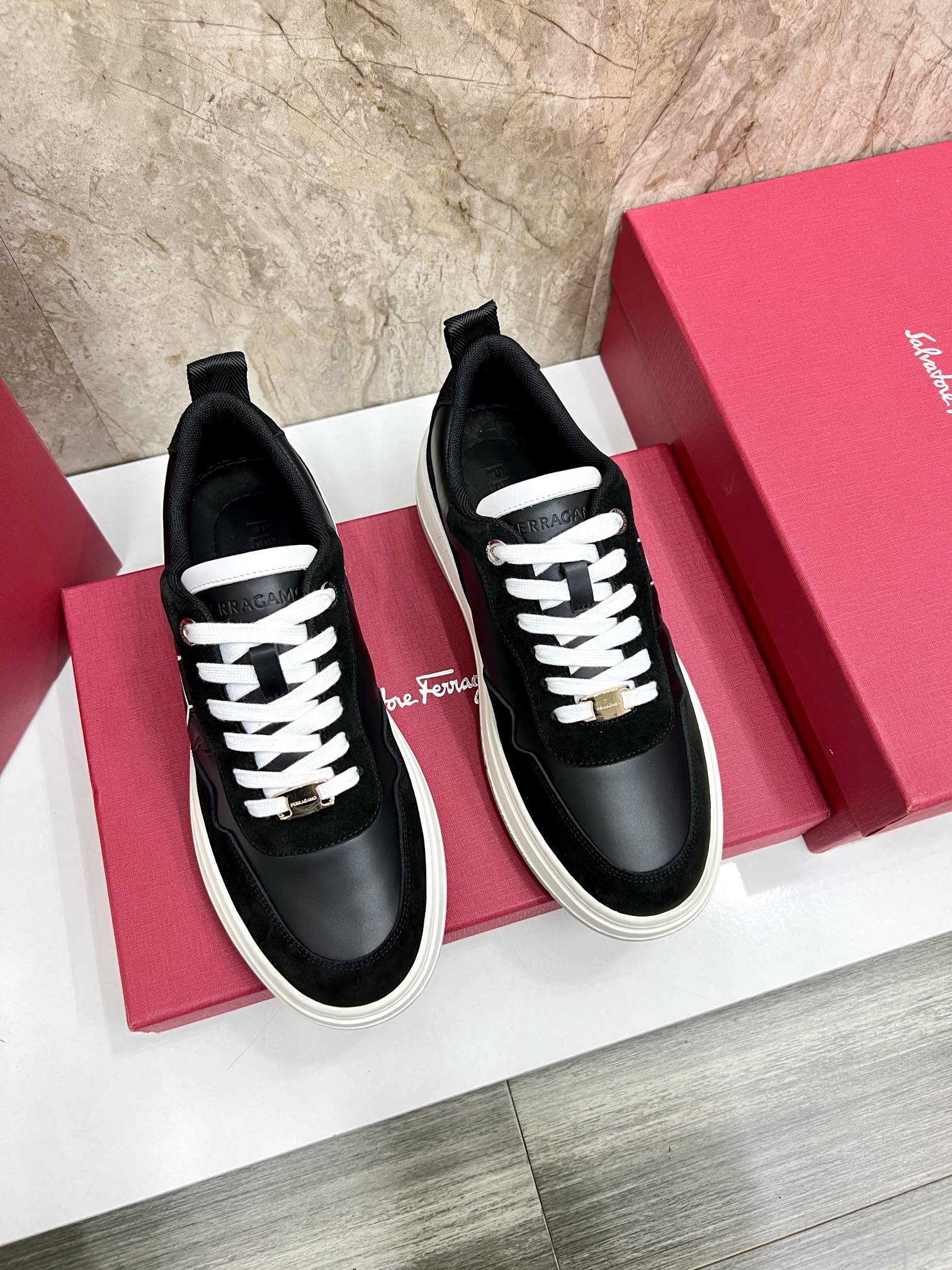 NO:272701,SF Fila~ New style inlay casual shoes This casual shoes are low-key, paired with cowhide leather and fabric uppers in the same color/contrast color. The special inlay is inspired by the hollowed-out shape of the leather goods series. The toe and side perforations create a charming and personalized hollow design. The elegant style and casual charm complement each other with customized grooves, making it more unique. Imported calfskin   top suede   tpu combination sole New Ferragam* casual shoes series reinterpret classic running shoes in a modern neutral style, made of environmentally friendly and comfortable materials, full of modern urban style. Standard counter number 39-44# (customized for 38.45), ferragamo, cowhide, chamois leather19860909SF 菲拉～ 新款异型嵌饰休闲鞋板鞋 这款休闲鞋风格低调,配以同色/撞色调牛皮和织物鞋面.异形嵌饰灵感源自皮具系列的镂空造型, 鞋头和侧面穿孔打造迷人个性化镂空设计 高雅风格与休闲气韵交相辉映厚底饰有定制沟纹,愈显别致.进口小牛皮 头层麂皮 tpu组合大底 全新Ferragam* 休闲鞋系列以现代中性风格重释经典跑鞋,以环保舒适材质制成,满蕴现代都会风情.标准专柜码数39～44#（38.45定做）,,ferragamo,cowhide,chamois leather,Men's shoes