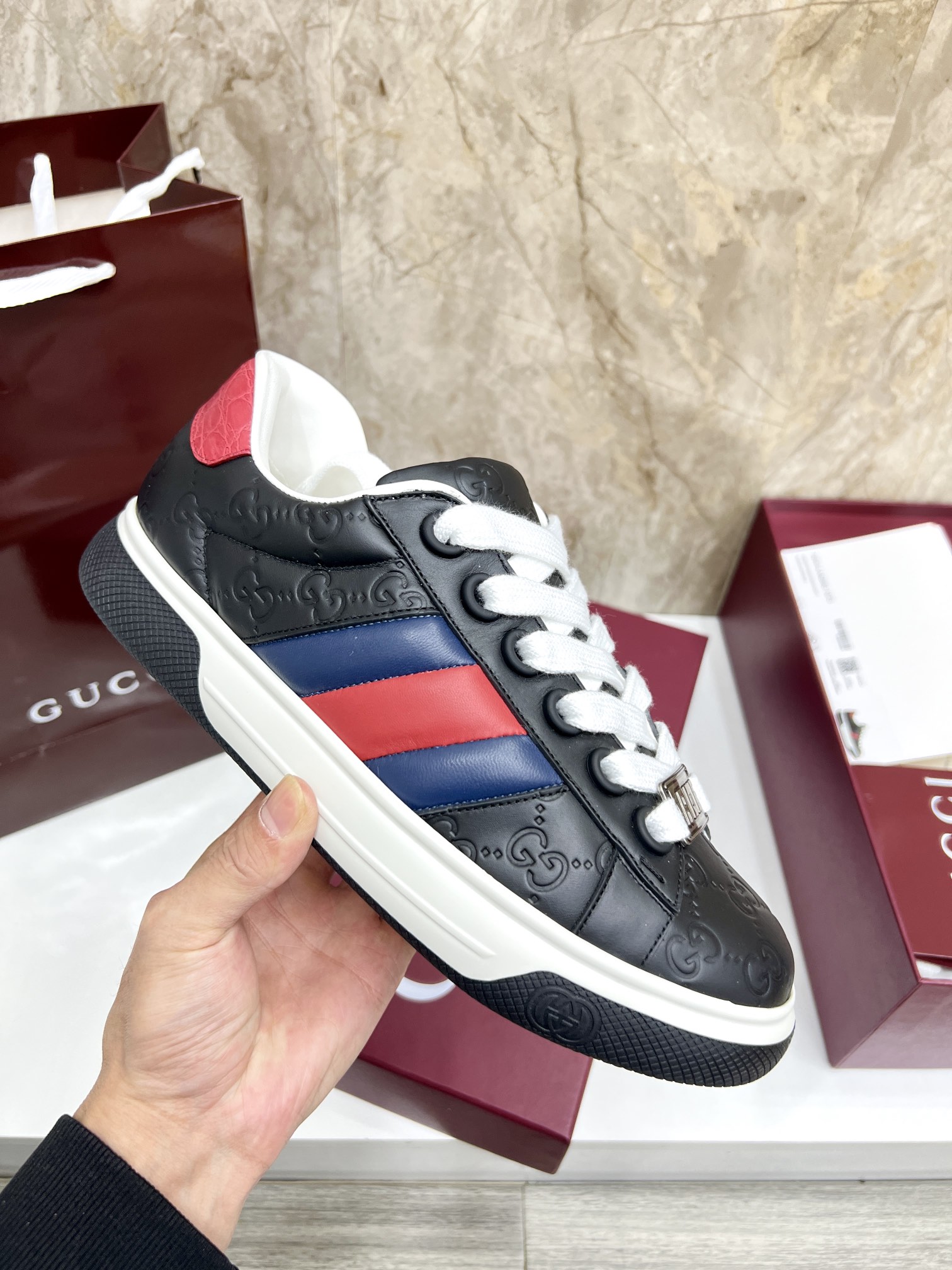 NO:270563,Guc*i~New ACE couple casual sneakers, casual retro bread white shoes, top quality, perfect appearance, exquisite and compact interlocking double G logo romantically interprets the aesthetic concept of this series. Black leather is selected, retro inspiration is cleverly integrated into the sneaker design, rejuvenating the brand logo. Side interlocking double G hot diamond design. Original open-mode two-color TPU sole!  Size female 35-40, male 39-44 (customized female 41, male 38.45 customized), gucci, sneakers19860909Guc*i～新款ACE情侣款休闲运动鞋, 休闲复古面包小白鞋 顶级品质 品相完美 精致小巧的互扣式双G标识浪漫诠释此系列的美学理念.选用黑色色皮革,复古灵感巧妙融于运动鞋设计,焕新演绎品牌标识.侧面互扣式双G烫钻设计.原版开模双色TPU大底！ Size女35-40,男39-44（定做女41,男38.45定做）,,gucci,sneakers,Men's shoes