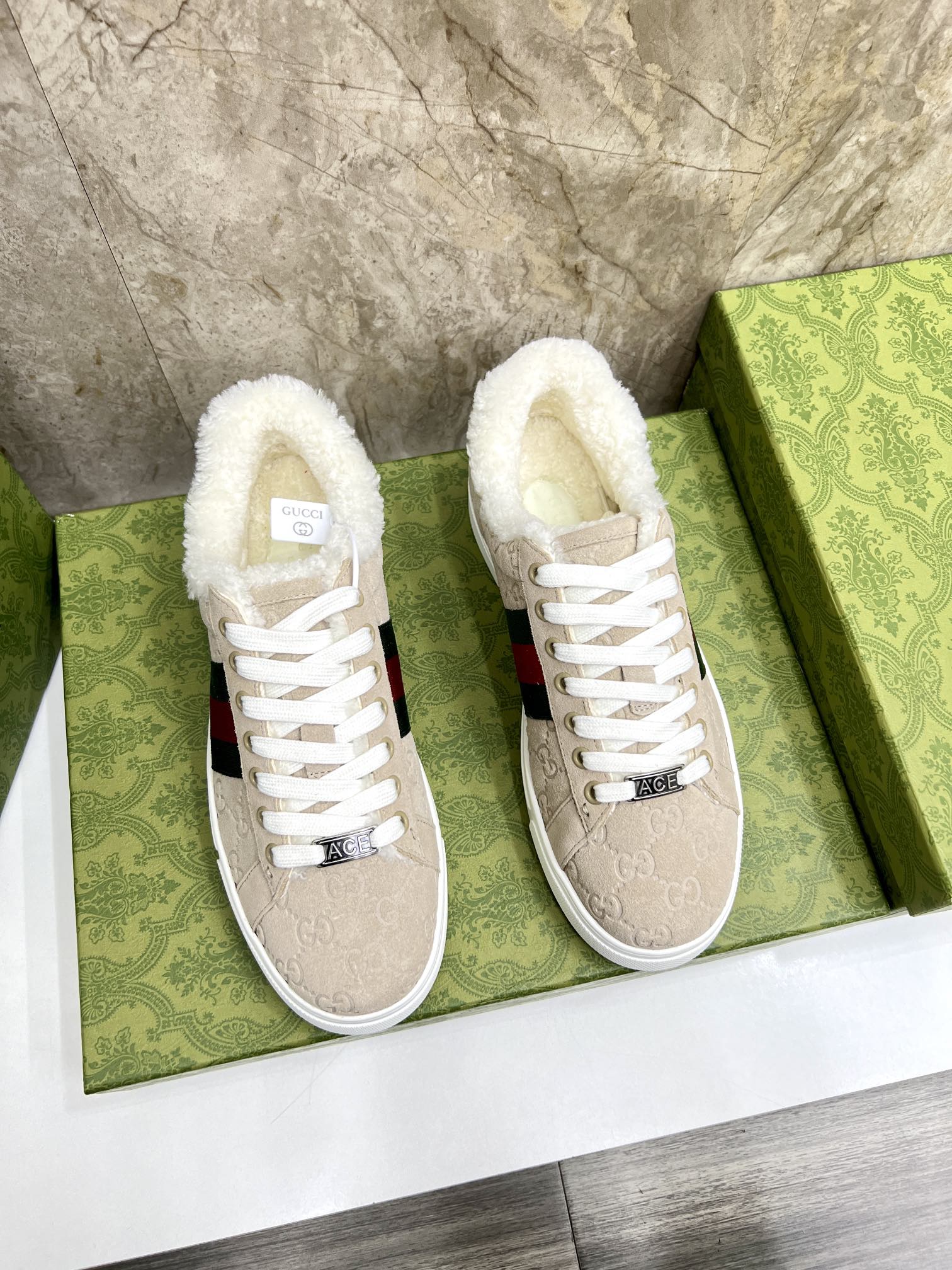 NO:270570,Guc*i~The latest couple Ace model has been launched. Since its launch, the Ace series of sneakers continues the brand narrative and has achieved the main product. The brand injects new design into classic low-top sneakers, full of new ideas, and has now started its online debut. Warm wool inner Size35-44 (45 customization, gucci, sneakers19860909Guc*i～最新情侣款Ace爆款 自问世以来,Ace系列运动鞋延续品牌叙事,匠心成就主打单品.品牌以全新设计为经典低帮运动鞋注入 盎然新意,现已开启线上首发 保暖羊毛内里 Size35-44（45定做,,gucci,sneakers,Men's shoes