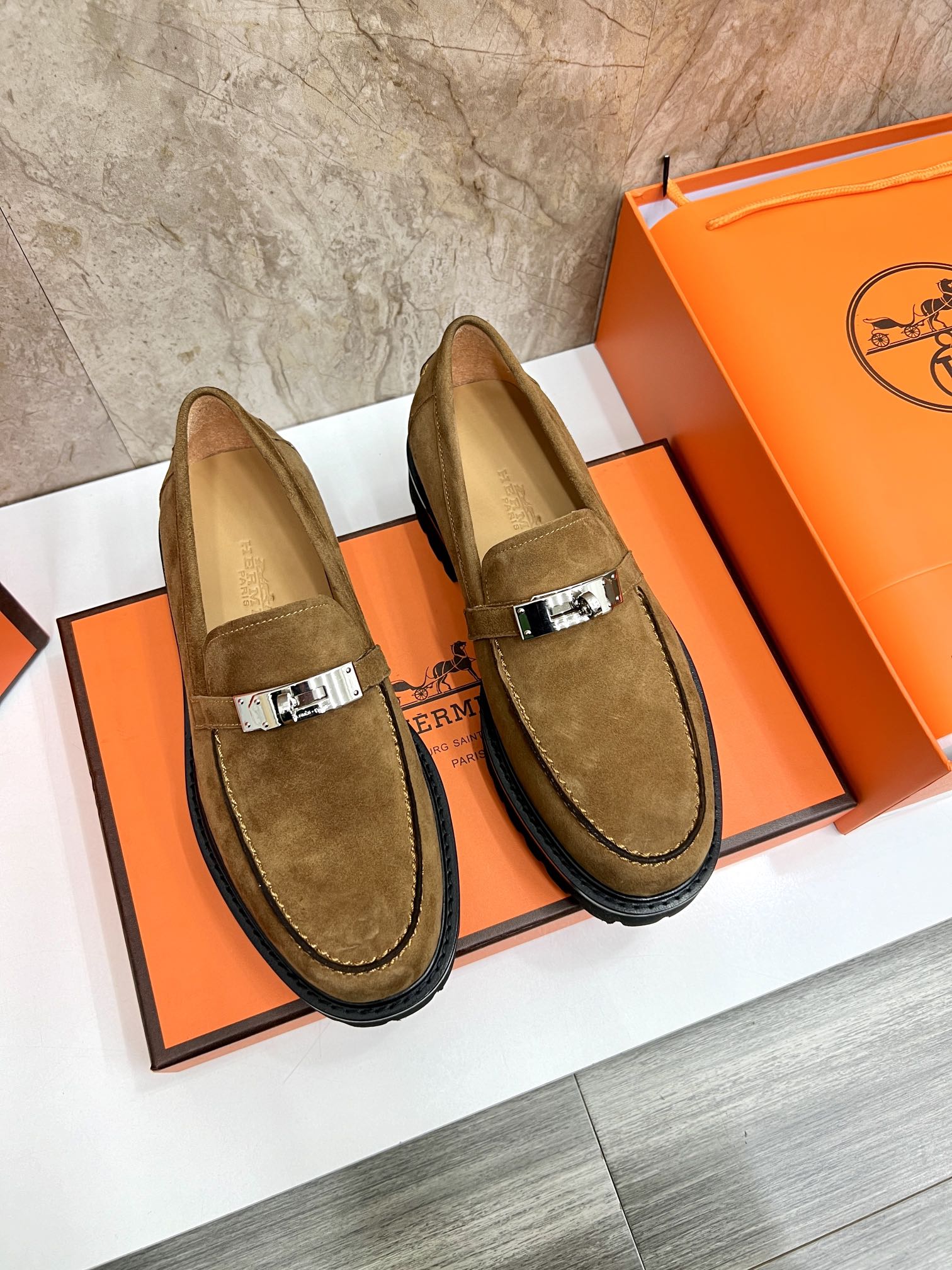 NO:604053,H family’s new product Herme* Giovanni loafers. The official price is RM B 8. They are made of imported cowhide/high mercerized brushed cowhide. The upper straps are decorated with palladium-plated Paris shoe buckles. The lining is water-dyed cowhide. The original outsole composite rubber backing enhances the gripping performance. The three-dimensional concave and convex logo shows luxurious quality. Exquisitely made to create a leisurely and elegant style for slip-on wear. Classic and timeless elegant design.  Showing the fashionable and avant-garde style. Standard leather shoe sizes 39~44# (38.45. Customized) batch, Hermès leather shoes, hermes, hermes, loafers, cowhide19860909H家新品Herme* 爱马-仕 Giovanni乐福鞋皮鞋 官方售价RM B 8,采用进口牛皮/高丝光磨砂牛皮打造 鞋面横带饰镀钯Paris鞋扣 内里水染牛皮里 原版大底复合橡胶底片 增强抓地性能立体凹凸感logo尽显奢华品质 精致做打造悠闲典雅风范一脚蹬穿着 经典隽永的优雅设计 彰显时尚前卫风格. 标准皮鞋码数39～44#（38.45.定做）批,爱马仕 皮鞋,hermes,hermes,loafers,cowhide,Men's shoes