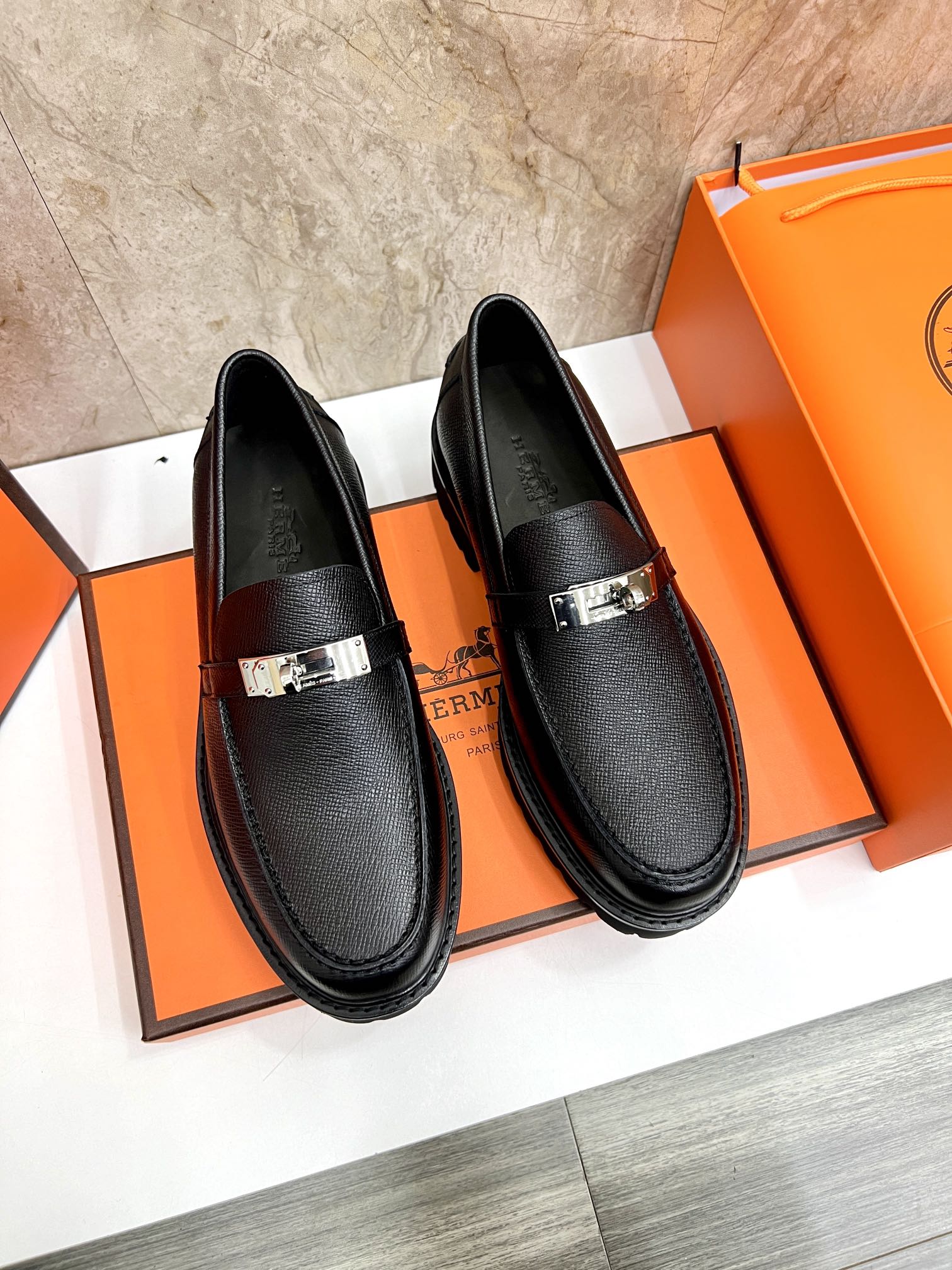 NO:280258,H Home New Herme* Herme Giovanni Leather Shoes Official Price RM B, 350 is made of imported cowhide/high mercerized frosted cowhide. The upper horizontal belt is decorated with palladium-plated Paris shoe buckle. The inner water dyed cowhide original outsole composite rubber bottom sheet enhances grip performance. The three-dimensional concave and convex logo shows luxury quality. The exquisite creation of a leisurely and elegant style. The classic and timeless elegant design shows fashionable and avant-garde style. Standard leather shoes sizes 39~44# (38.45. Custom made), hermes, hermes, loafers, cowhide19860909H家新品Herme* 爱马-仕 Giovanni乐福鞋皮鞋 官方售价RM B ,350采用进口牛皮/高丝光磨砂牛皮打造 鞋面横带饰镀钯Paris鞋扣 内里水染牛皮里 原版大底复合橡胶底片 增强抓地性能立体凹凸感logo尽显奢华品质 精致做打造悠闲典雅风范一脚蹬穿着 经典隽永的优雅设计 彰显时尚前卫风格. 标准皮鞋码数39～44#（38.45.定做）批,,hermes,hermes,loafers,cowhide,Men's shoes