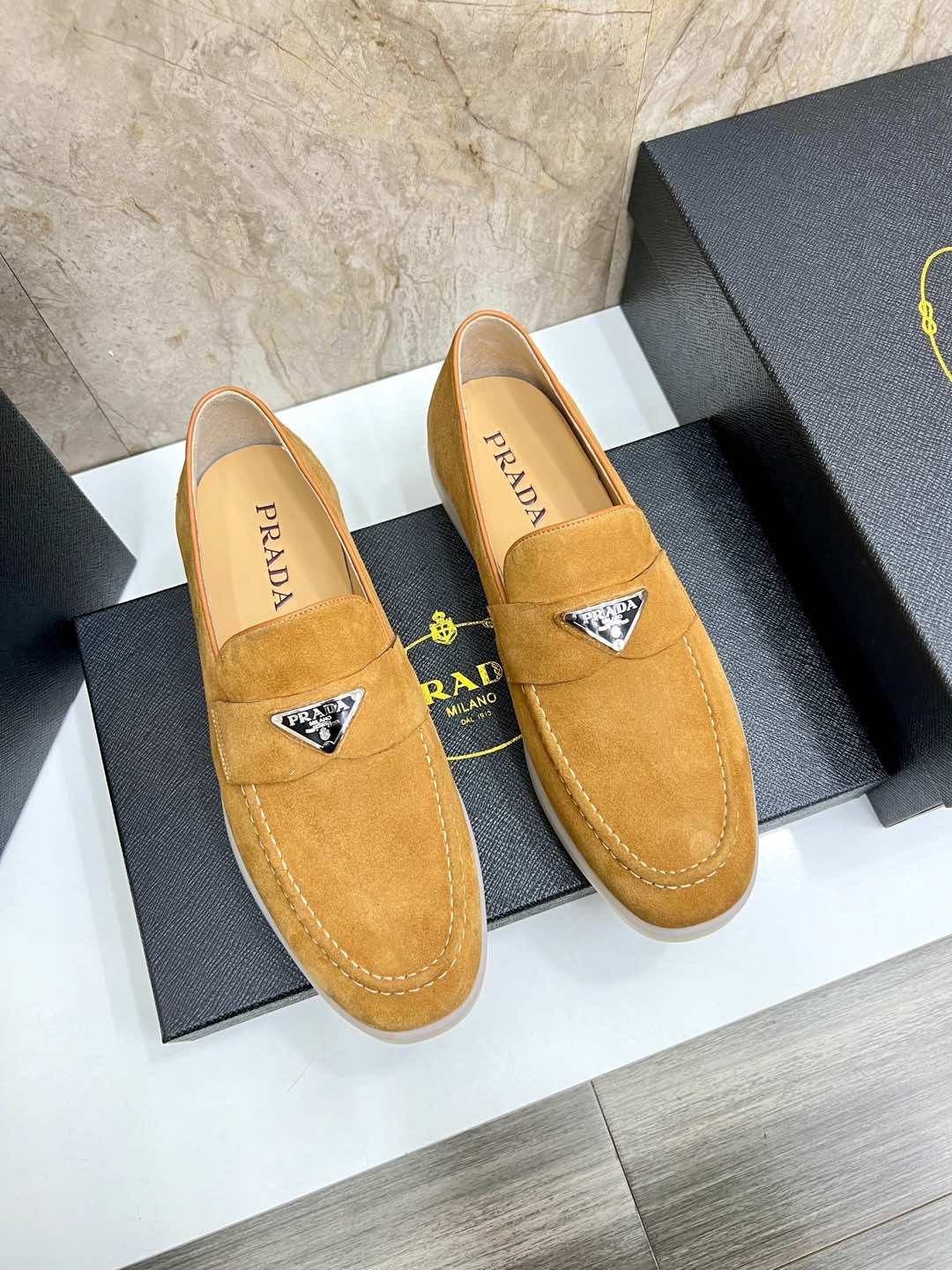 NO:284093,Prada Prada new counter is available simultaneously, with cow velvet upper, water-dyed cowhide inner lining, original rubber outsole, perfect details, standard code 38–44 (45 customized.,,prada,prada,cowhide19860909普拉达Prada 新款专柜同步发售,鞋面牛绒,水染牛皮内里,原版橡胶大底,完美细节无可挑剔,标准码38–44（45订做.,,prada,prada,cowhide,Men's shoes