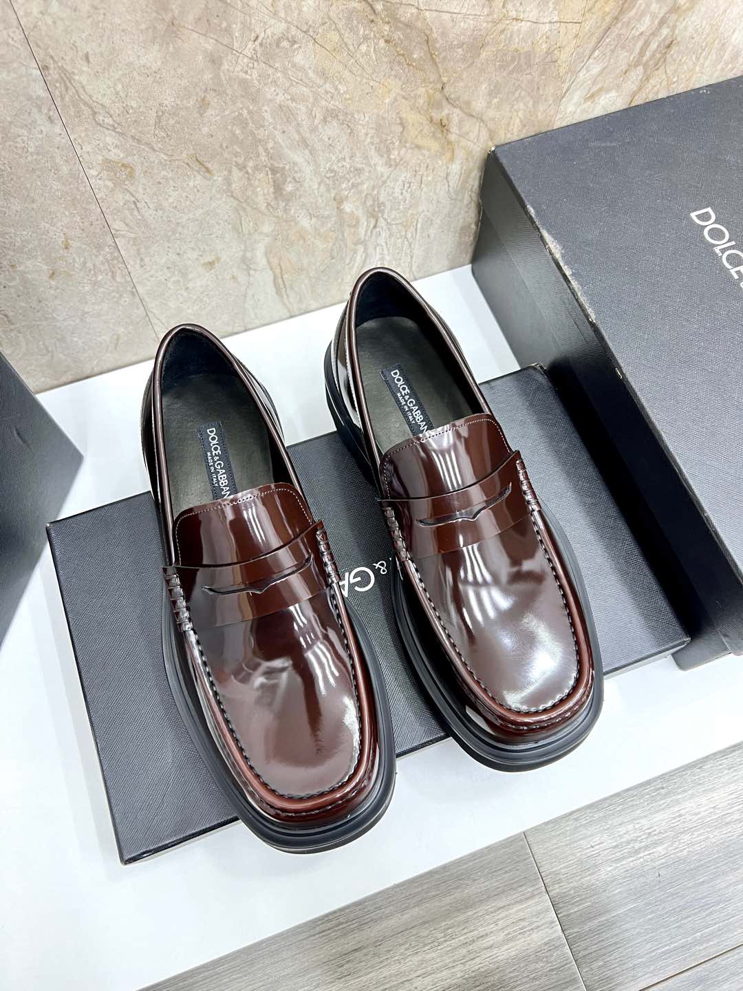 NO:347244,DG's new British buckle leather shoes for men, made of imported cowhide/black beads and shiny leather/high mercerized matte cowhide leather. Munk shoes strap buckle design. Black water-dyed calfskin in the inner lining is made of gold logo logo. Comfortable and skin-friendly. Original foamed sole creates a rubber bottom with the heel to enhance grip performance. Ability and modern work is available for various business activities. It is available for sale with the original packaging of the logo dust bag!  Standard leather shoes size 39～44# (custom made in 38.45.46) batch, cowhide19860909DG新品 全新男士英伦搭扣皮鞋,采用进口牛皮/开边珠亮皮/高丝光磨砂牛皮制成 孟克鞋袢带搭扣设计 内里黑色水染小牛皮打造脚垫饰有金色 logo 标识 舒适亲肤 原版发泡大底打造后跟加入橡胶底片 增强抓地性能 搭配各种商务活动干练摩登之作 搭配徽标防尘袋原包装发售！ 标准皮鞋码数39～44#（38.45.46定做） 批,,cowhide,Men's shoes