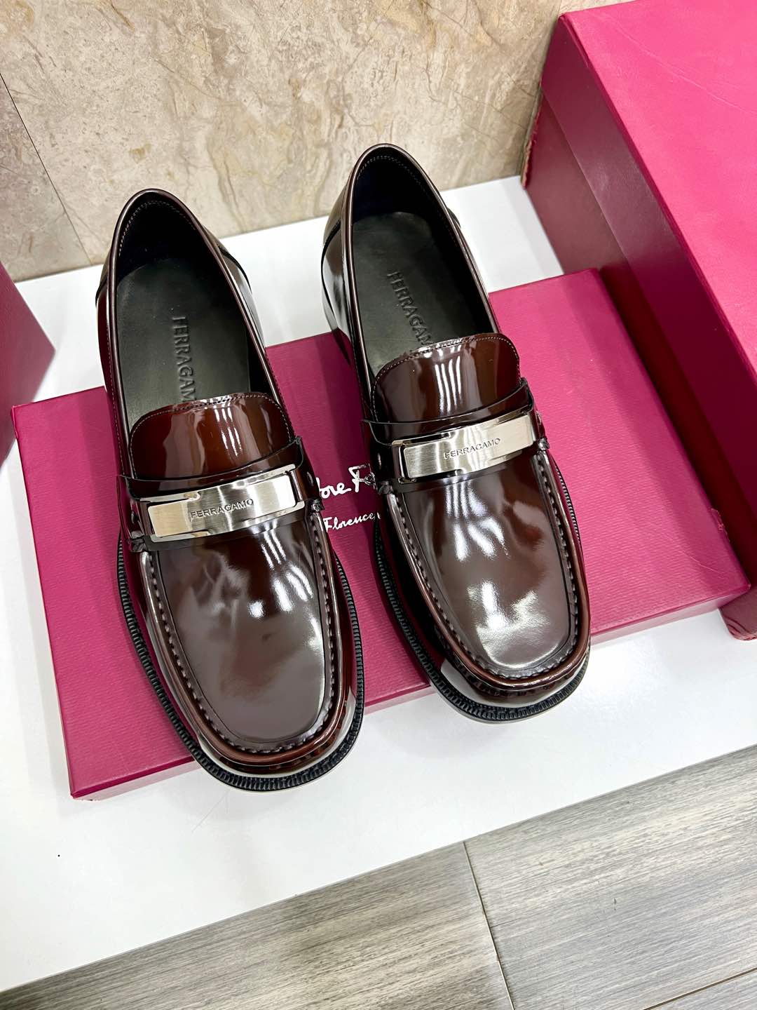 NO:347115,Ferragamo men's fine leather shoes, imported cowhide upper, water-dyed cowhide inner lining, genuine leather soles, standard code 39–44 (38.45.46 custom made without return or exchange), spot batch, ferragamo, ferragamo, cowhide, Leather soles19860909菲拉格慕Ferragamo男士精品皮鞋,鞋面进口牛皮,水染牛皮内里,真皮大底,标准码39–44（38.45.46定做不退不换）,现货批,,ferragamo,ferragamo,cowhide,Leather soles,Men's shoes