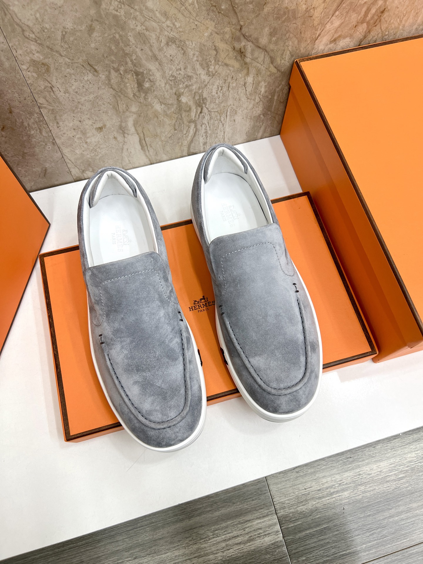 NO:271748,Top version 2025ss Hermès/Hermès Early autumn new products Casual shoes Color block design MM style Advanced fashion Simple and high-end casual matching Very light and comfortable on the feet Upper: cowhide Inner cowhide Original TPU molded sole Size 39–44 Original exquisite packaging, hermes, hermes, cowhide19860909顶级版本 2025ss Hermès/爱马仕 早秋新品 休闲鞋 拼色设计MM风 超前时尚 简约高级 随意搭配 上脚非常轻便舒适 鞋面:牛皮 内里牛皮 大底原版TPU成型大底 码数39–44 原版精美包装,,hermes,hermes,cowhide,Men's shoes