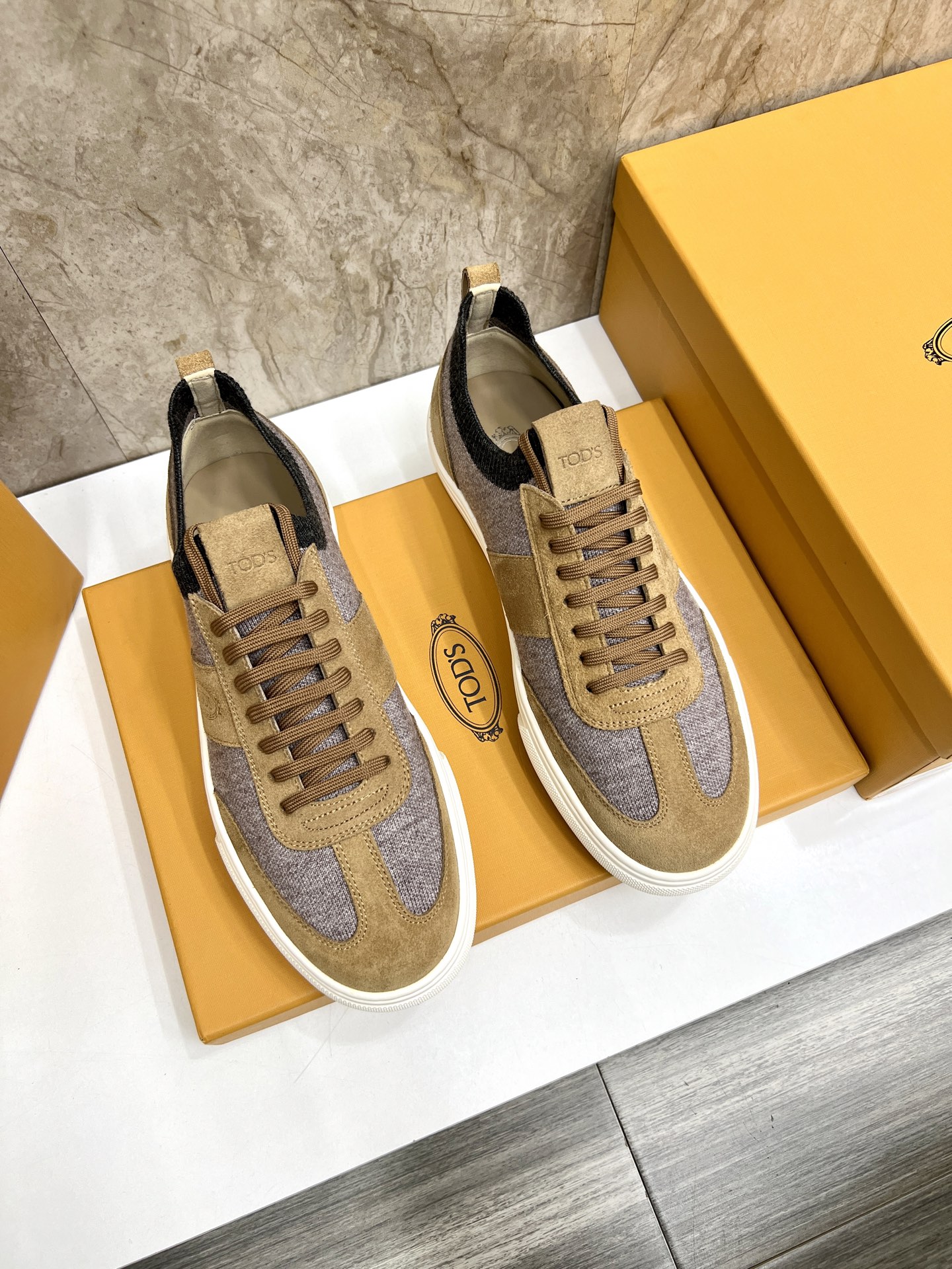 NO:271754,TOD’S/Todds New Men’s Flying Casual Sports Shoes This sneaker has simple lines. The original light sole is decorated with Tod’s letter logo on the tongue, showing elegant taste. The heel and sole are decorated with rubber beans, the sole and upper are sewn, and the sole is not glued or the bottom is removed. It is matched with silver-skinned logo cowhide feet, which feels comfortable on the feet, and the style is simple and versatile, and it is easy to match with daily style. It is equipped with dust bags for the original box packaging!  Size 39-40-41-42-43-44 Standard leather shoes size, Tod's,sneakers,cowhide19860909TOD’S/托德斯 新款男士飞织休闲运动鞋 本款运动鞋线条简约 原版轻便鞋底,鞋舌上点缀Tod‘s字母标识,尽显优雅品味.后跟和鞋底点缀橡胶豆豆,鞋底与鞋面车缝线,不开胶不掉底,搭配烫银logo牛皮脚垫,上脚脚感舒适,款式简约百搭,轻松搭配日常造型.配原盒包装防尘袋！ 码数39-40-41-42-43-44 标准皮鞋尺码,,Tod's,sneakers,cowhide,Men's shoes