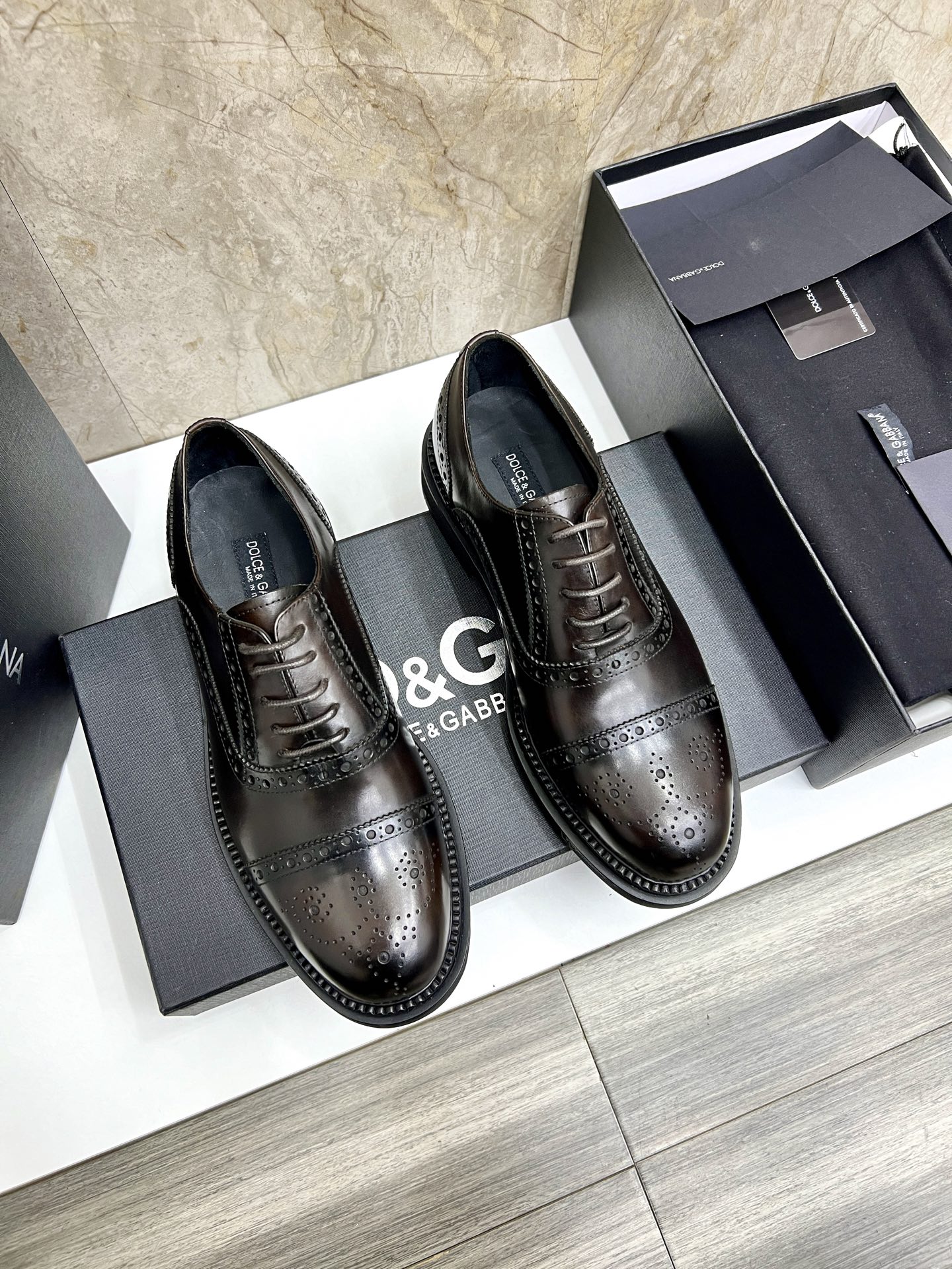 NO:273530,D&G Michelangelo series loafers leather shoes, logo metal brand accessories, selected imported beaded shiny leather/imported calfskin/turned fur/colored leather embryo/refined. The inner water dyed cowhides skin-friendly and delicate cowhide feet, decorative brand logo logo, hand-sewn upper, metal buckle crossing upper details, fully display the exquisite hand-crafted beauty, one foot pedal design with the most comfortable last, casual formal wear, original Italian outsole, rubber bottom piece placed on the heel, enhance grip performance and match various business activities, Metal buckle sign is the finishing touch of the entire shoe, Standard leather shoes size 39~44# (customized by 38.45.46) Batch,, Dolce&Gabbana,loafers,cowhide19860909D&G Michelangelo 系列乐福鞋皮鞋,logo金属牌配饰,甄选进口开边珠亮皮/进口小牛皮/翻毛皮/改色皮胚/精制而成.内里水染牛皮里 亲肤细腻 牛皮垫脚 饰品牌logo标识 ,鞋面手工缝制 金属扣带横穿鞋面细节 尽显考究手工之美 一脚蹬设计脚型最舒适的楦型 休闲正装 原版意大利大底 后跟置入橡胶底片 增强抓地性能搭配各种商务活动 金属扣标牌是整个鞋子的点睛之笔  标准皮鞋码数39～44#（38.45.46定做） 批,,Dolce&Gabbana,loafers,cowhide,Men's shoes