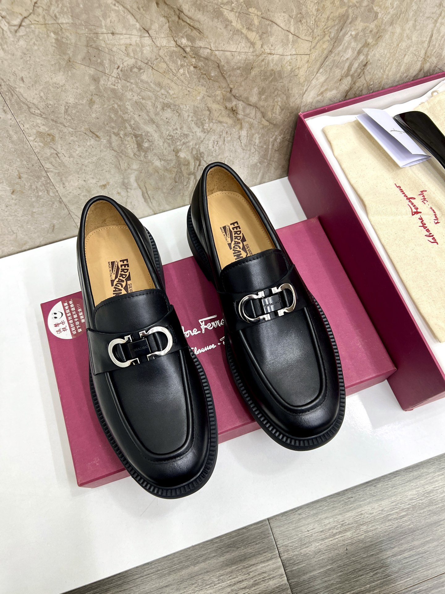 NO:273613,SF Fila** The counter is synchronized with new models. Men's loafers can be casual and formally dressed. The classic style reflects the fashionable charm of the formal wear, and the proportions of the new design are more modern. This loafer is made of delicate calf leather material, with the upper embellished with private mold gold and silver two-color Gancini buckles, and the double-line edged edge details add fashionable charm. It adopts a special 