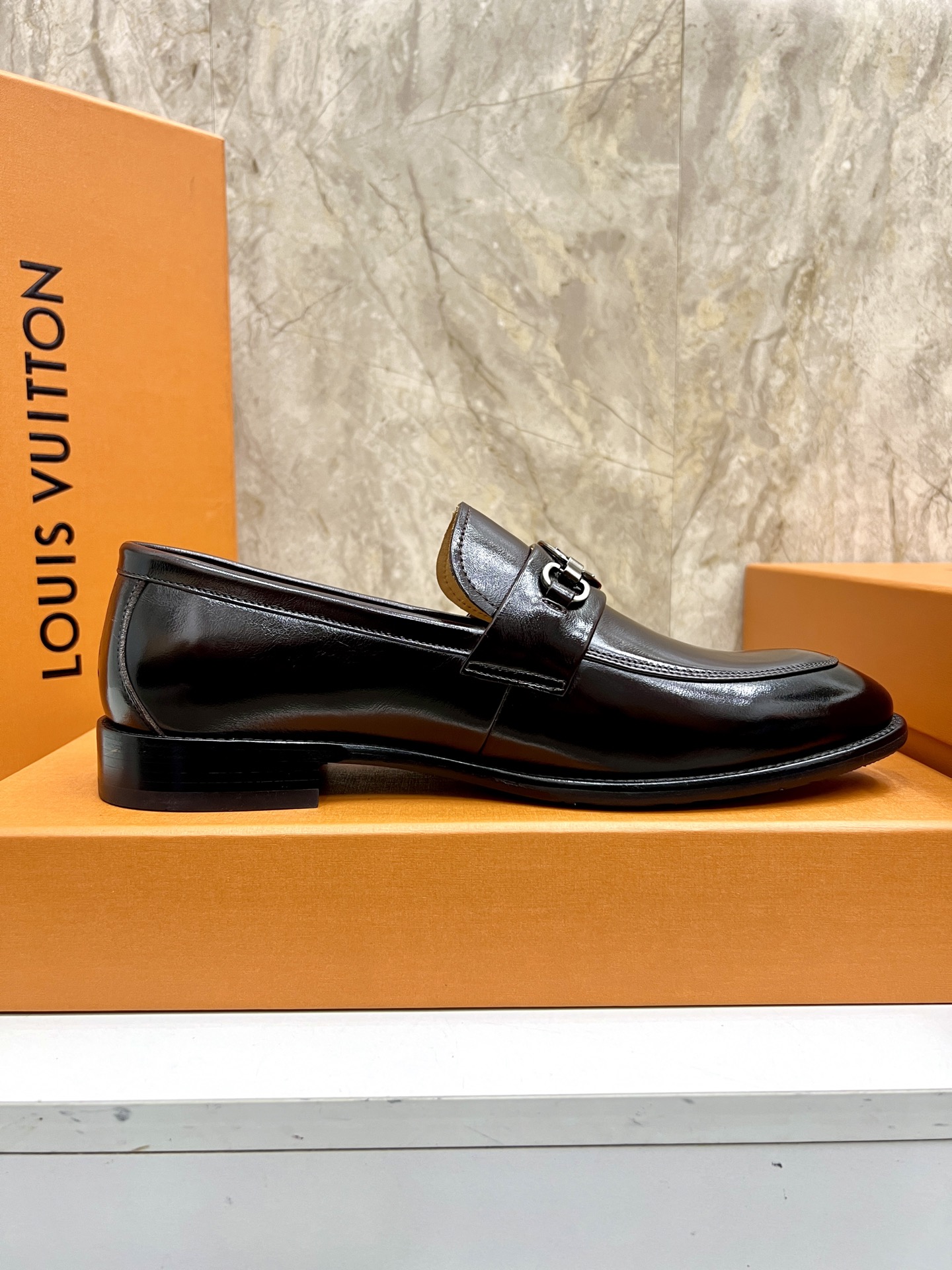 Louis Vuitton Vendome Flex Loafer in Black Leather with Monogram Detail 7 i1742488054456 5217 0 5