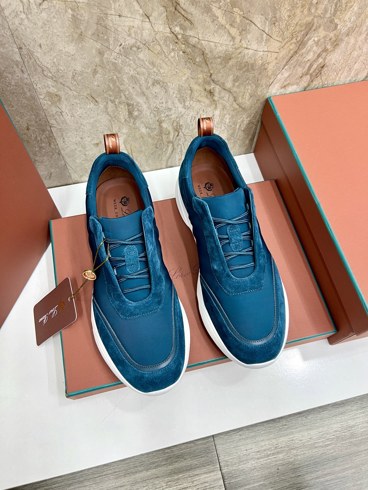 NO:277429,Top version Loro Piana Top authentic purchase original version 1:1 copy. The existing Loro Piana company was founded on April 24, 194. The family business has been the sixth generation, providing high-quality products for customers who value taste and quality requirements. Imported original fabrics, hand-sewn threads and cowhide feet. Original packaging. Number of 39-45 —— (46 can be customized),,loro piga,cowhide19860909顶级版本 Loro Piana 顶级正品级购买原版1:1复制 于194月24日一手创立现有的Loro Piana公司.家族经营至今已是第六代,为讲求品味及对质量有要求的顾客提供上等的优质商品 进口原版面料 ,手工缝制线配牛皮垫脚 原版包装 码数39-45 ——（46 可以定做）,,loro piana,cowhide,Men's shoes