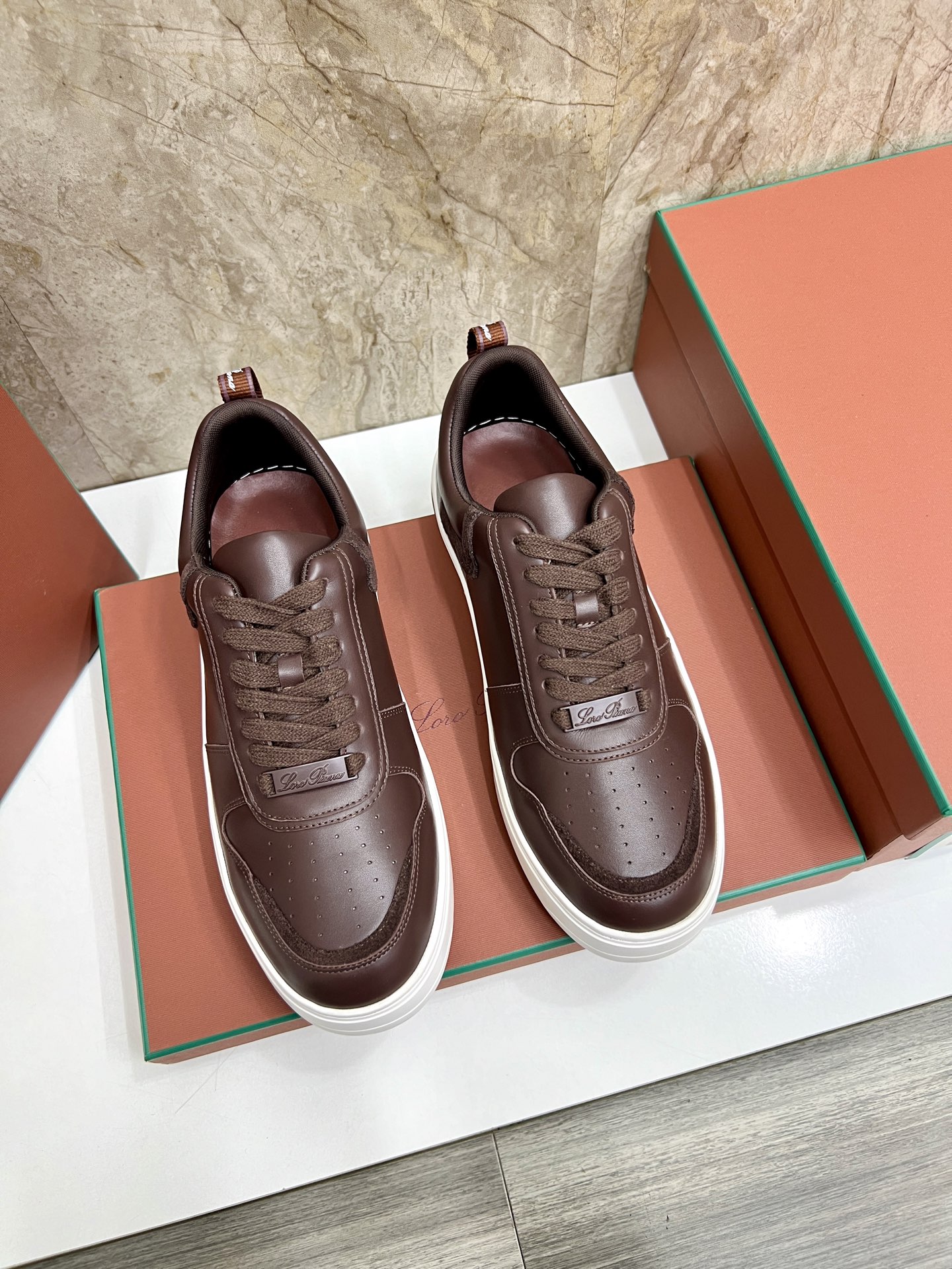 NO:277444,Top version Loro Piana Top authentic purchase original version 1:1 copy. The existing Loro Piana company was founded on April 24, 194. The family business has been the sixth generation, providing high-quality products for customers who value taste and quality requirements. Imported original fabrics, hand-sewn threads and cowhide feet. Original packaging. Number of 39-45 —— (46 can be customized),,loro piga,cowhide19860909顶级版本 Loro Piana 顶级正品级购买原版1:1复制 于194月24日一手创立现有的Loro Piana公司.家族经营至今已是第六代,为讲求品味及对质量有要求的顾客提供上等的优质商品 进口原版面料 ,手工缝制线配牛皮垫脚 原版包装 码数39-45 ——（46 可以定做）,,loro piana,cowhide,Men's shoes