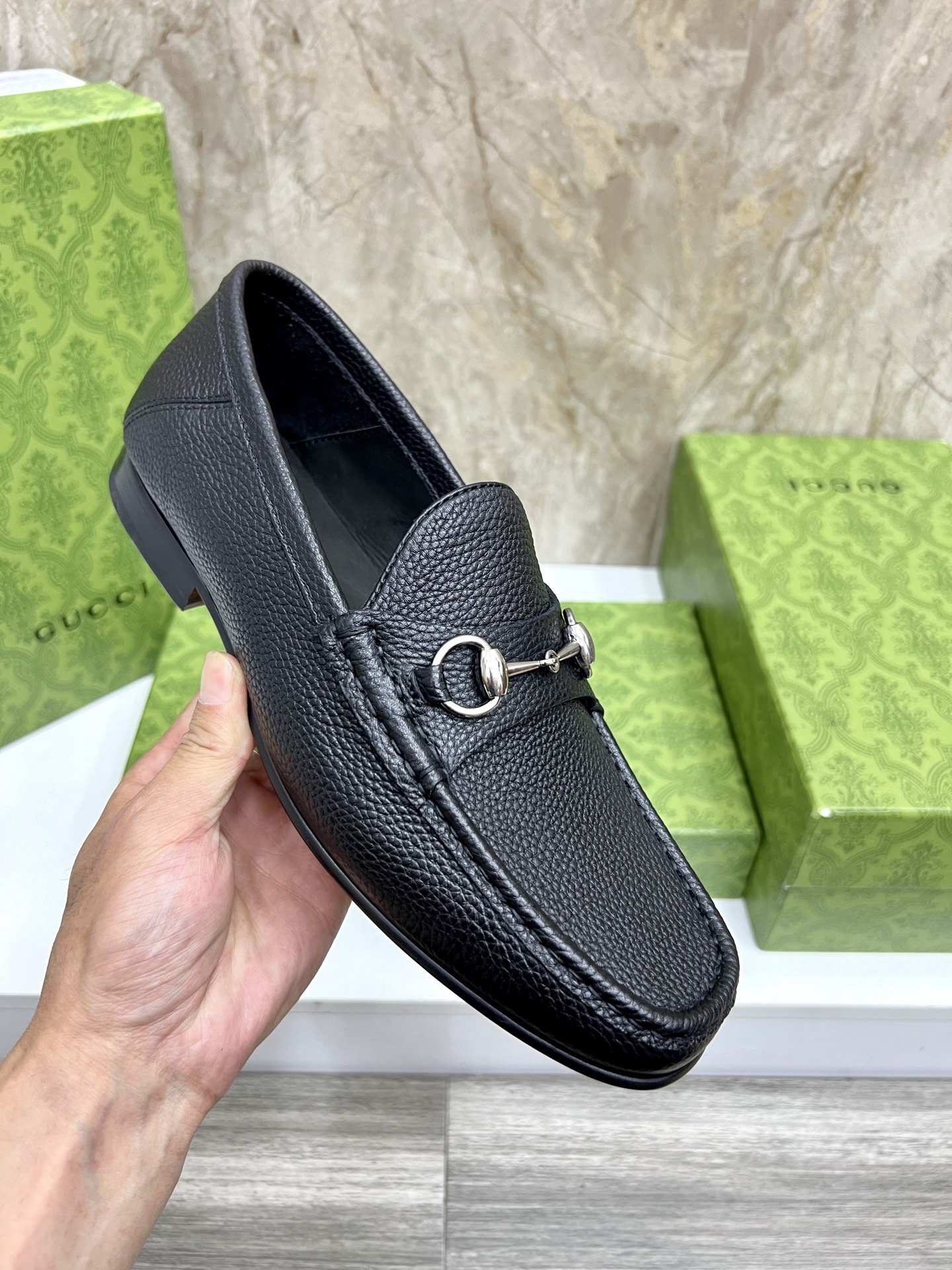 Gucci Men's Black Leather Loafers with Chain G Buckle - Elegant and Stylish 8 i1744426873133 2600 0 6