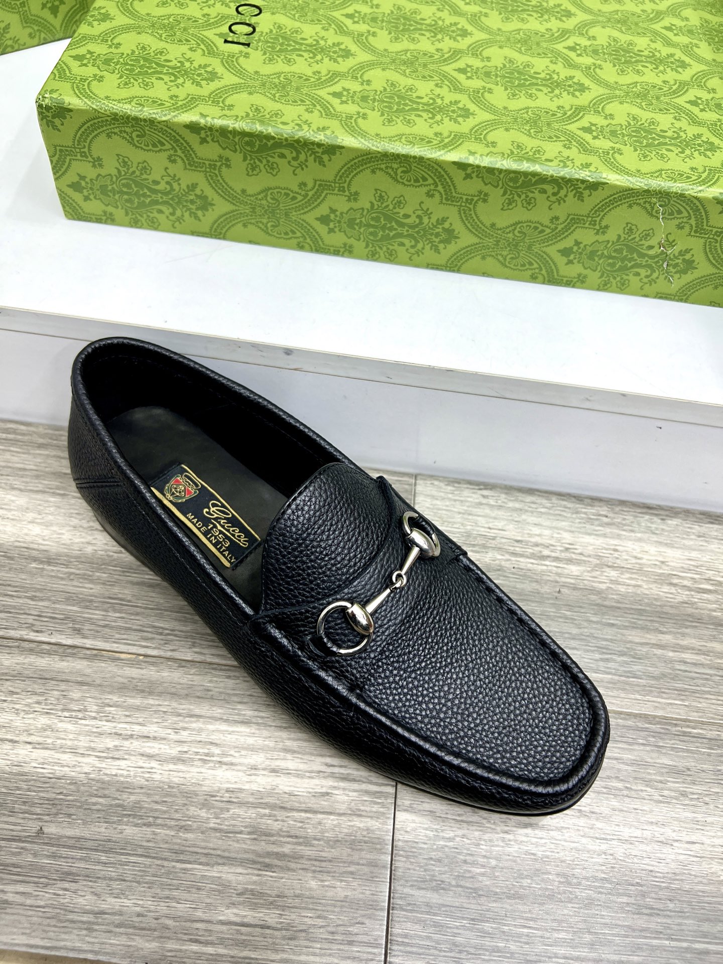 Gucci Men's Black Leather Loafers with Chain G Buckle - Elegant and Stylish 6 i1744426873153 149 0 4