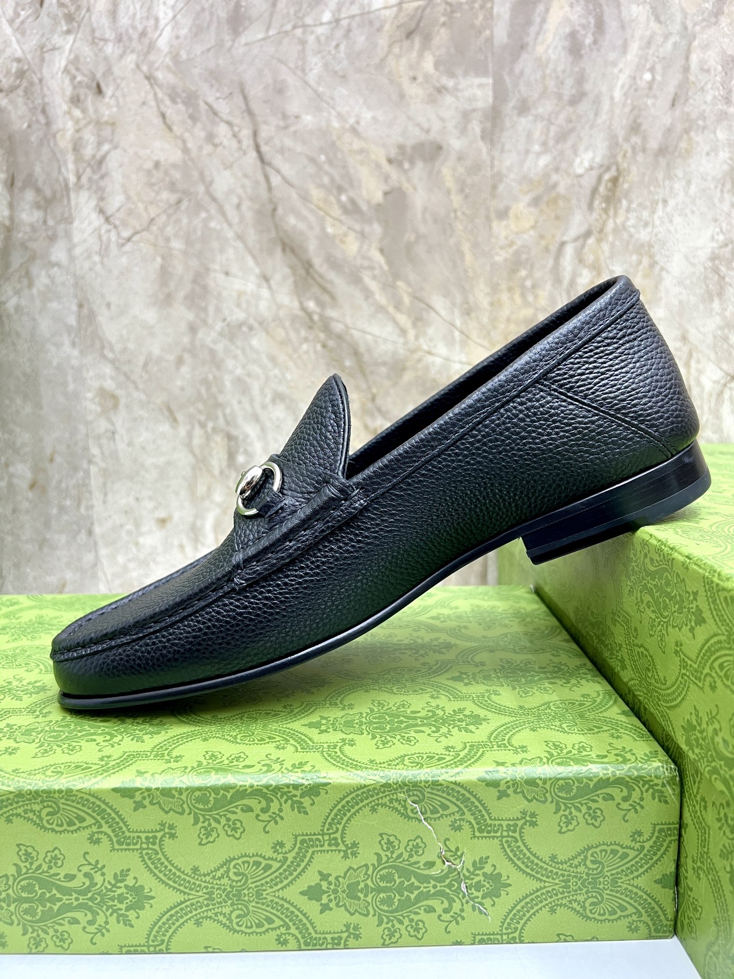 Gucci Men's Black Leather Loafers with Chain G Buckle - Elegant and Stylish 9 i1744426873970 5903 0 7