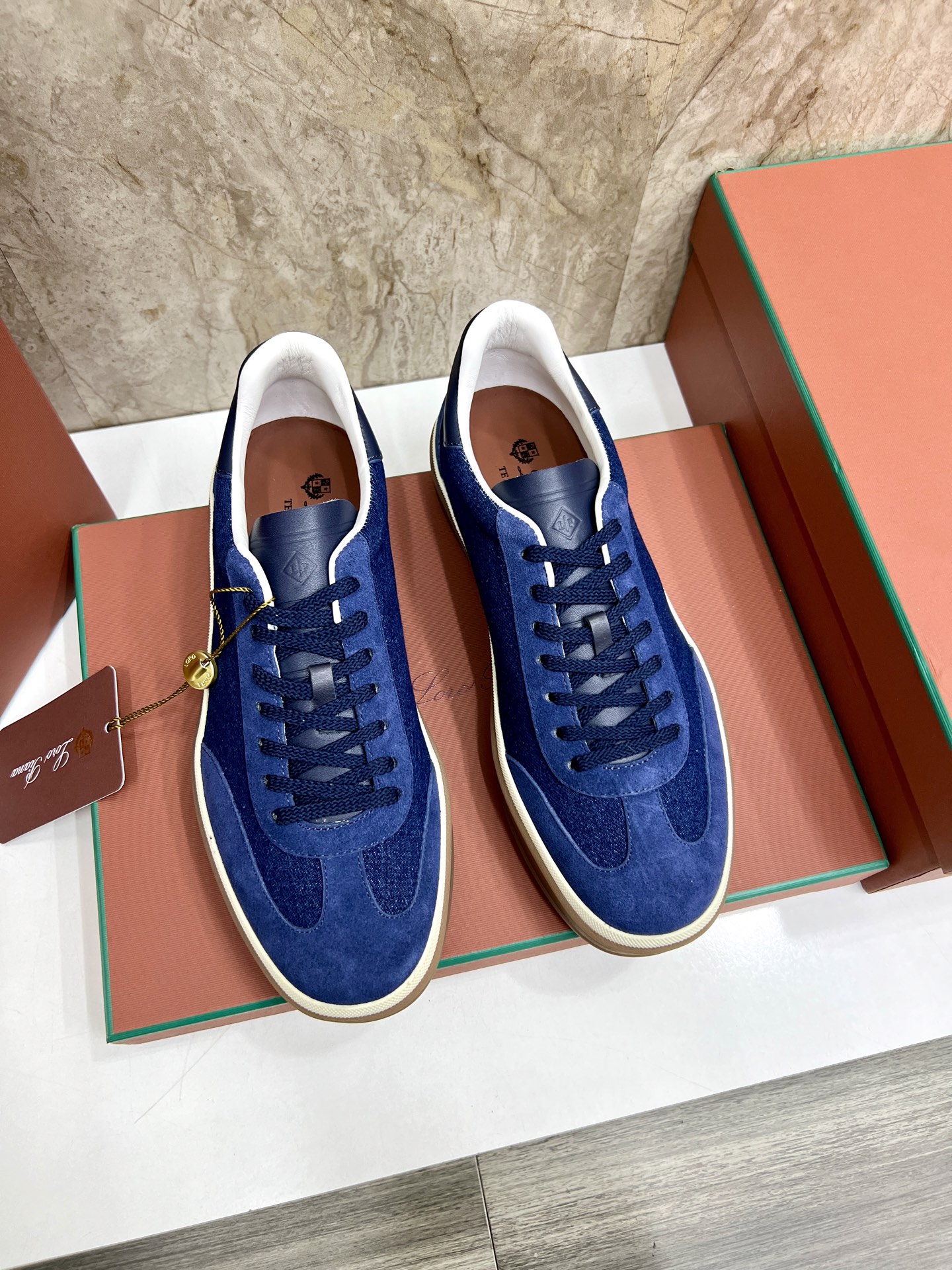 NO:278169,Top version Loro Piana Top authentic purchase original version 1:1 copy. The existing Loro Piana company was founded on April 24, 194. The family business has been the sixth generation, providing high-quality products for customers who value taste and quality requirements. Imported original fabrics, hand-sewn threads and cowhide feet. Original packaging. Number of 39-45 —— (46 can be customized),,loro piga,cowhide19860909顶级版本 Loro Piana 顶级正品级购买原版1:1复制 于194月24日一手创立现有的Loro Piana公司.家族经营至今已是第六代,为讲求品味及对质量有要求的顾客提供上等的优质商品 进口原版面料 ,手工缝制线配牛皮垫脚 原版包装 码数39-45 ——（46 可以定做）,,loro piana,cowhide,Men's shoes