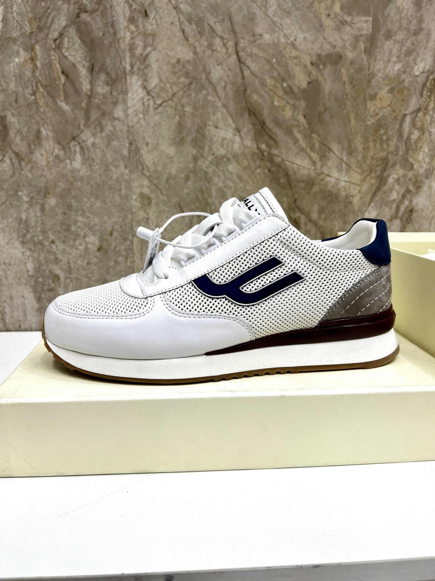 NO:279167,Brand BALLY Style: Casual sports shoes The aesthetic cross-section of lines presents nebula-like interlaced lines, which not only disperse impact force, but also echoes the deep aesthetic comfort of the cosmic order with micro texture. Functional upper breathable and anti-slip foaming. Rubber outsole Top-grade material top layer cowhide × aviation shock absorption technology, both quality and comfort. Size number (39-44) Custom made 38.45 Price:,,sneakers,cowhide19860909品牌BALLY 款式:休闲运动鞋 线条美学横截面呈现星云般的交错线条,既分散冲击力,又以微观纹理呼应宇宙秩序的深邃美感舒适性 功能性鞋面透气与防滑发泡.橡胶大底 顶级材质头层牛皮×航空减震科技,品质与舒适并重 码数(39-44)定做38.45 价格:,,sneakers,cowhide,Men's shoes