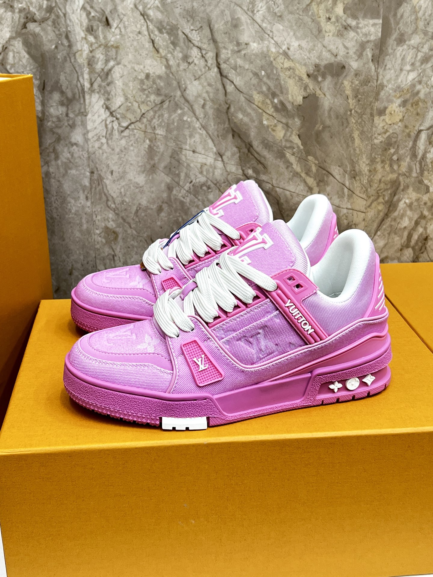 NO:279919,LV TRAINER men's sneakers, new color scheme, this LV Trainer sneakers are rendered in colorful colors in grained cowhide leather, with rivet decoration on the upper, and handwritten Louis Vuitton logo on the side, which complements the western-style Vuitton logo on the rear. The original configuration is from Virgil Abloh, showing the inspiration of retro basketball shoes. It continues the complex upper, rubberized outsole continues the iconic elements, the tongue and side are decorated with LV letters, the Vuitton logo on the back, Monogram flowers on the outsole, and the standard insole continues the comfort experience. With the full set of original boxes!  Size35-41, louis vuitton,louis vuitton,sneakers,cowhide19860909LV TRAINER 男士运动鞋,全新配色,本款 LV Trainer 运动鞋为粒面牛皮革渲染缤纷色调,鞋面点缀铆钉装饰,侧面点缀手写体路易威登标识,与后部西部风格的 Vuitton 标识相映成趣.原版构型出自 Virgil Abloh 之手,展现复古篮球鞋的灵感启发.延续繁复鞋面,注胶橡胶外底延续标志性元素,鞋舌和侧面饰有 LV 字母,后部饰有 Vuitton 标识,外底饰有 Monogram 花卉,侧面饰有手写体路易威登标识,标配鞋垫延续舒适体验.配原盒全套包装！ Size35-41,,louis vuitton,louis vuitton,sneakers,cowhide,Men's shoes