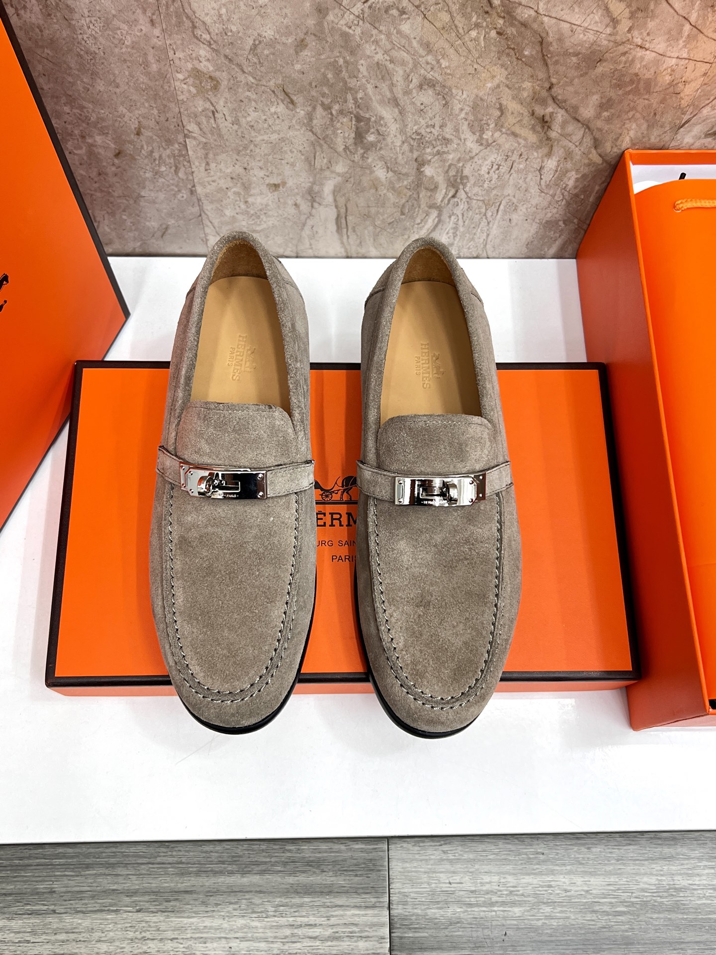 NO:589046,H's new product Herme* Giovanni loafers. Official price RM B, 350. Made of imported cowhide/high mercerized brushed cowhide. The upper straps are decorated with palladium-plated Paris shoe buckles. The lining is water-dyed cowhide. Original genuine leather outsole with composite rubber backing. Enhanced grip performance. Three-dimensional concave and convex logo. Full of luxurious quality. Exquisitely made to create a leisurely and elegant style. Slip-on wear. Classic and timeless elegant design.  Highlight the fashionable and avant-garde style. Standard leather shoe sizes are 39~45# (38.46# custom-made), hermes, hermes, loafers, cowhide, Leather soles19860909H家新品Herme* 爱马-仕 Giovanni乐福鞋皮鞋 官方售价RM B ,350采用进口牛皮/高丝光磨砂牛皮打造 鞋面横带饰镀钯Paris鞋扣 内里水染牛皮里 原版真皮大底复合橡胶底片 增强抓地性能立体凹凸感logo尽显奢华品质 精致做打造悠闲典雅风范一脚蹬穿着 经典隽永的优雅设计 彰显时尚前卫风格. 标准皮鞋码数39～45#（38.46# 定做）批,,hermes,hermes,loafers,cowhide,Leather soles,Men's shoes