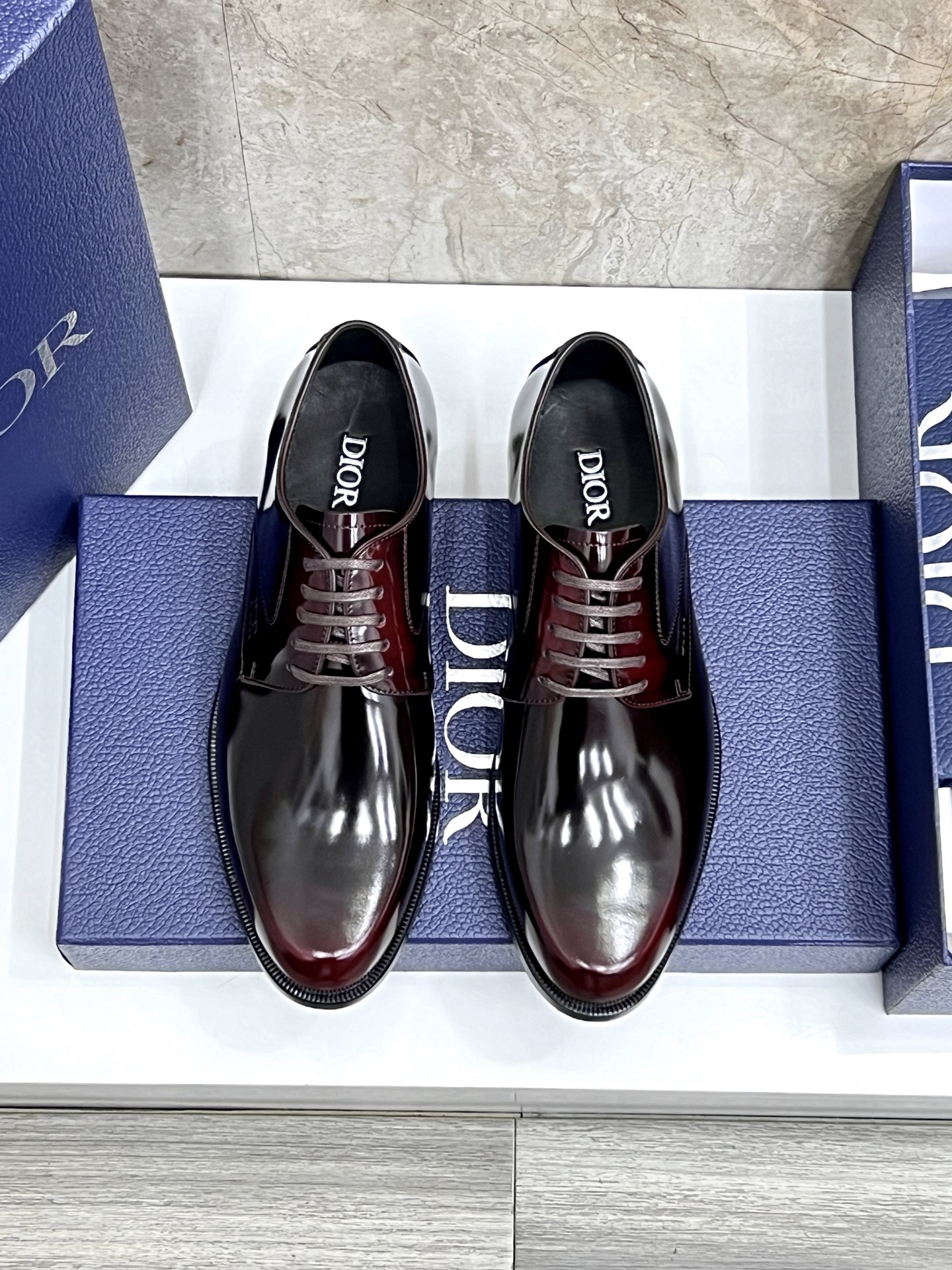 NO:282961,CD Home New DIO* TIMELESS Loafers leather shoes are officially priced RMB , 400. This loafer reflects the classic elegance. It is carefully crafted in black cowhide/open-edge beads and bright leather/high mercerized matte cowhide. The classic silhouette shows elegant temperament. The upper trim is paired with metal cladding CD Icon decorative buckle enhances the style. Comfortable and lightweight, Italian genuine leather sole is paired with non-slip rubber inserts. The Blake structural leather sole has anti-slip details, demonstrating the excellent exquisite craftsmanship of Dio*. Elegant and exquisite, and can be matched with various suits. Standard leather shoes sizes 38~44# (customized for 45.46) , manolo blahnik,dior,dior,loafers,business suit,cowhide19860909CD家新品DIO* TIMELESS 乐福鞋皮鞋官方售价 RMB ,400 这款乐福鞋体现经典的优雅气质.采用黑色牛皮/开边珠亮皮/高丝光磨砂牛皮精心制作,经典廓形彰显高雅气质,鞋面饰带搭配金属覆层CD Icon 装饰扣提升格调.舒适轻盈,意大利真皮鞋底搭配防滑橡胶镶片 布雷克结构皮革鞋底带有防滑细节,彰显 Dio* 出色的精湛工艺.高雅精致,可搭配各式西装. 标准皮鞋码数38～44#（45.46定做） 批,,manolo blahnik,dior,dior,loafers,business suit,cowhide,Men's shoes