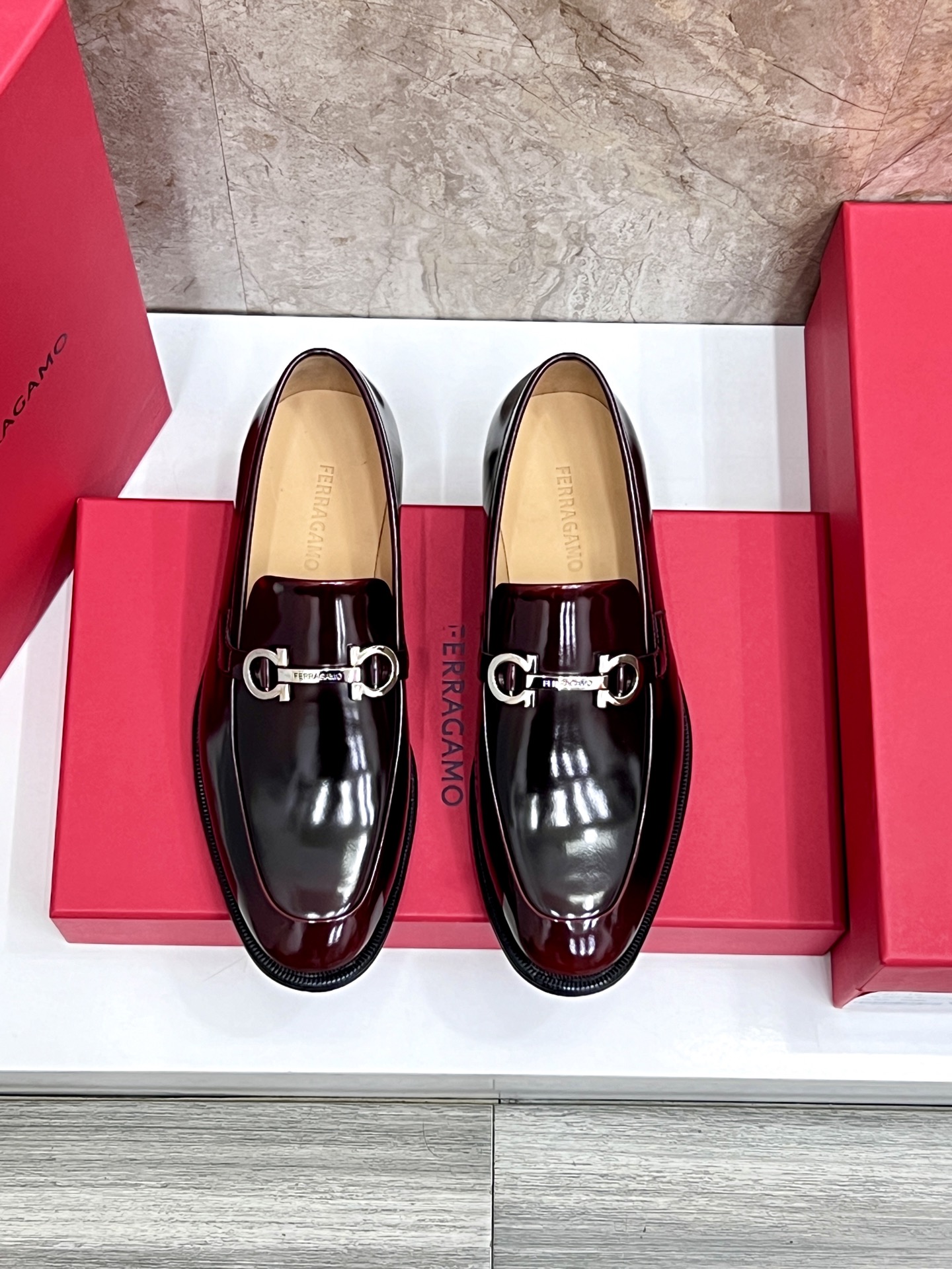 NO:620415,SF Fila** counters sync new style men's casual shoes, casual or formal moccasin loafers  The classic shape embodies the fashionable charm of formal wear, while the newly designed proportions are more modern. These loafers are made of imported open-edge beaded cowhide/fine calfskin/cow suede material. The upper is embellished with webbing, and the side is privately molded with silver Gancini buckles. The double-stitched edges are thin.  The soles are made by hand using a special 'Original' structure. After multiple processes, the soles are almost completely handmade. The unique processing technology highlights the exquisite craftsmanship. The original private model leather outsole is paired with a personalized rubber backing for comfort, slip resistance and wear resistance.  Slip-on wear. Exquisite hand-stitching. Fine workmanship comparable to counters. Original calfskin lining. Sweat-absorbent, anti-odor, comfortable and breathable. The heel is also decorated with rubber patches to perfectly improve the grip performance. Standard leather shoe sizes are 38 to 44 (45.46 can be customized). Ferragamo leather shoes, ferragamo, loafers, cowhide, Leather soles19860909SF 菲拉** 专柜同步新款 男士便鞋 可休闲可正装莫卡辛乐福皮鞋 经典造型体现正装时髦魅力,全新设计的比例更显现代风格.这款乐福鞋以进口开边珠牛皮/细腻小牛皮/牛翻毛材质制成,鞋面点缀织带,侧面私模银色Gancini饰扣,双重车线包边细节倍添时尚魅力.采用特殊的“Original”结构,历经多道工序,鞋底几乎完全以手工制作.独特的处理技术彰显精湛工艺.原版私模真皮大底搭配个性化橡胶底片舒适防滑耐磨完美演绎 一脚蹬套脚穿着 精致手工缝线 做工精细堪比专柜 原色小牛皮内里 吸汗防臭舒适透气 后跟处也饰有橡胶贴片 抓地性能完美提升 标准皮鞋码数38～44（45.46可定做）批,菲拉格慕 皮鞋,ferragamo,loafers,cowhide,Leather soles,Men's shoes