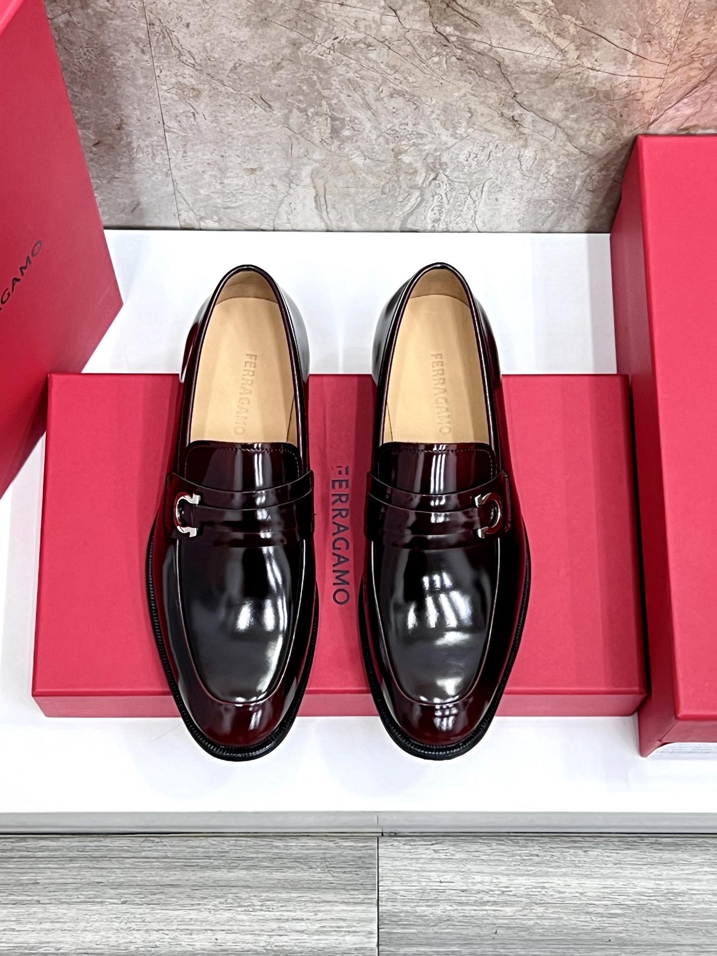 NO:603942,SF Fila** counters sync new style men's casual shoes, casual or formal moccasin loafers  The classic shape embodies the fashionable charm of formal wear, while the newly designed proportions are more modern. These loafers are made of imported open-edge beaded cowhide/fine calfskin/cow suede material. The upper is embellished with webbing, and the side is privately molded with silver Gancini buckles. The double-stitched edges are thin.  The soles are made by hand using a special 'Original' structure. After multiple processes, the soles are almost completely handmade. The unique processing technology highlights the exquisite craftsmanship. The original private model leather outsole is paired with a personalized rubber backing for comfort, slip resistance and wear resistance.  Slip-on wear. Exquisite hand-stitching. Fine workmanship comparable to counters. Original calfskin lining. Sweat-absorbent, anti-odor, comfortable and breathable. The heel is also decorated with rubber patches to perfectly improve the grip performance. Standard leather shoe sizes are 38 to 44 (45.46 can be customized). Ferragamo leather shoes, ferragamo, loafers, cowhide, Leather soles19860909SF 菲拉** 专柜同步新款 男士便鞋 可休闲可正装莫卡辛乐福皮鞋 经典造型体现正装时髦魅力,全新设计的比例更显现代风格.这款乐福鞋以进口开边珠牛皮/细腻小牛皮/牛翻毛材质制成,鞋面点缀织带,侧面私模银色Gancini饰扣,双重车线包边细节倍添时尚魅力.采用特殊的“Original”结构,历经多道工序,鞋底几乎完全以手工制作.独特的处理技术彰显精湛工艺.原版私模真皮大底搭配个性化橡胶底片舒适防滑耐磨完美演绎 一脚蹬套脚穿着 精致手工缝线 做工精细堪比专柜 原色小牛皮内里 吸汗防臭舒适透气 后跟处也饰有橡胶贴片 抓地性能完美提升 标准皮鞋码数38～44（45.46可定做）批,菲拉格慕 皮鞋,ferragamo,loafers,cowhide,Leather soles,Men's shoes