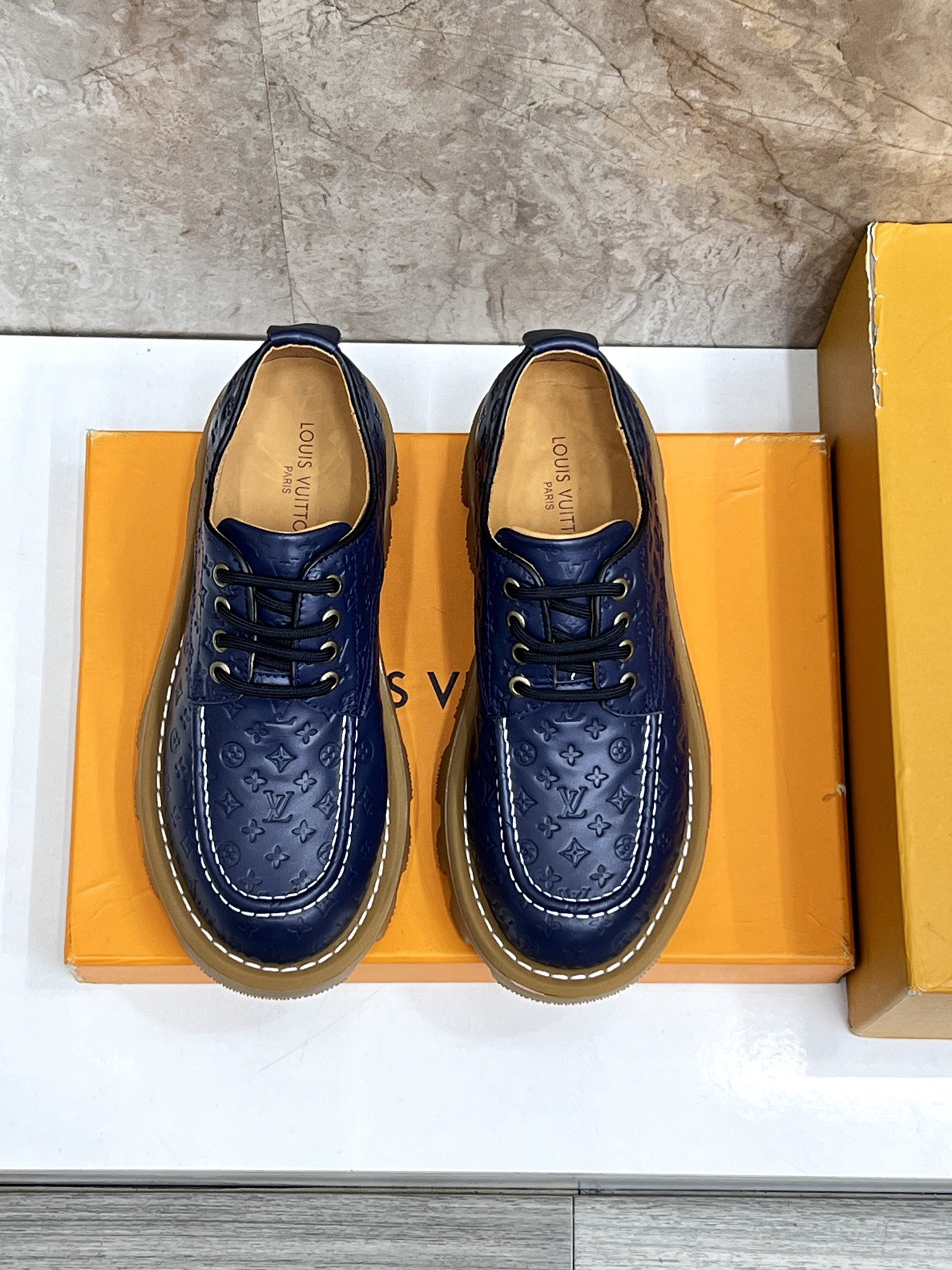 NO:284122,The latest sneakers in Louis Vuitton series are upgraded again, with excellent details. They are simply too good to look!  The official website is available for sale and immediately grabbing the whole model in ten minutes. TPU large bottom, mold fee of 2w   texture comparable to the original version. Polympic micro-material and breathable British mesh fabric. The original details are consistent. Please pay attention to distinguish between the market's currency materials. Size39-44,,louis vuitton,sneakers19860909路易威登#系列最新运动鞋 品质再次升级、细节超赞 简直不要太好看！官网开售十分钟立刻抢光光的款. TPU大底、模具费2w  质感媲美原版 垫脚聚米微料加透气英伦网布 细节原版一致 请注意区分市面通货材料. Size39-44,,louis vuitton,sneakers,Men's shoes