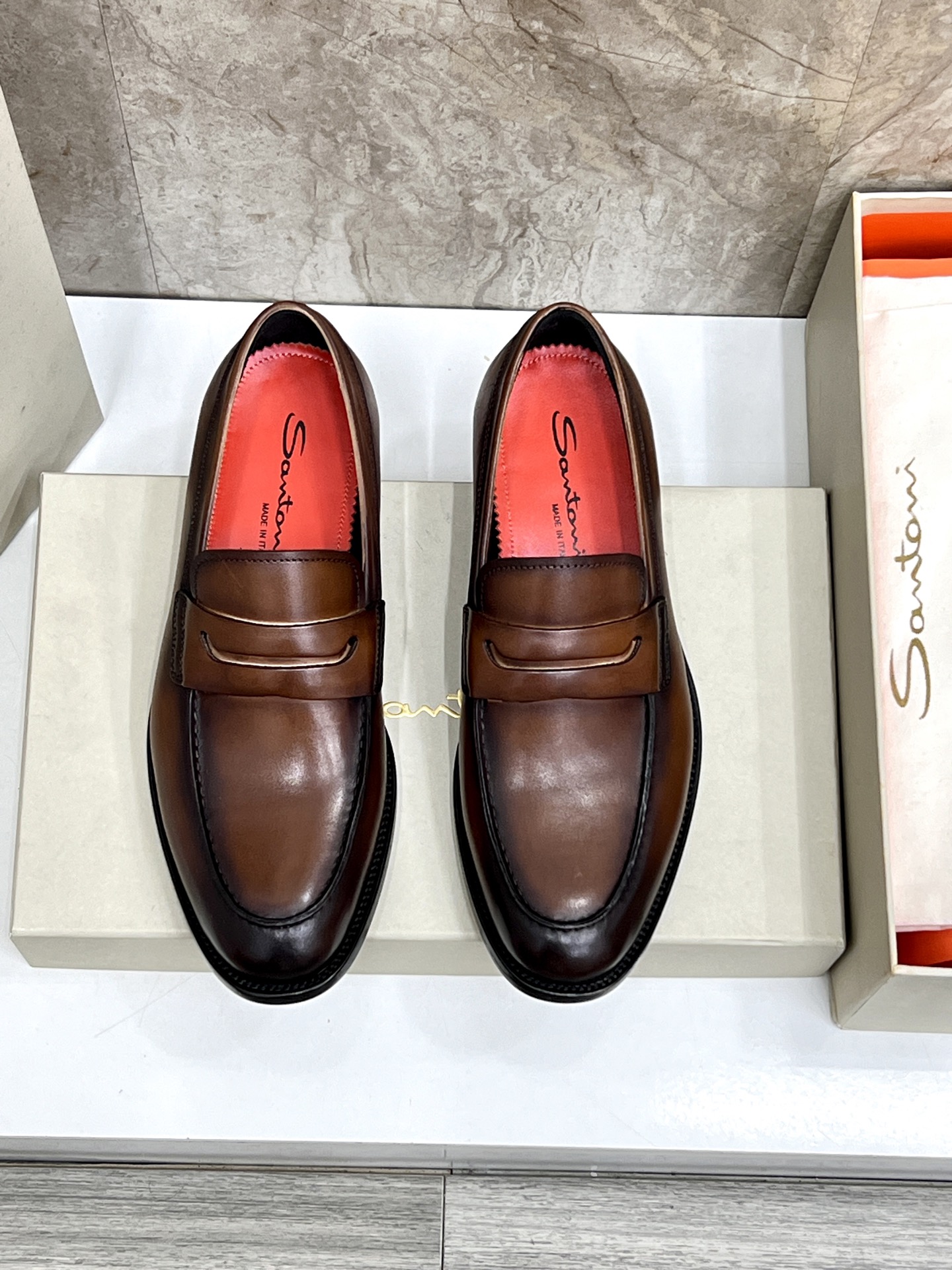 NO:346845,Santoni's latest men's casual leather shoes, this fabric uses imported cowhide color and cowhide insoles, with logos and genuine leather sole, which is very comfortable!  Number of codes 39-44.P, cowhide, Leather soles19860909Santoni圣东尼最新款男士休闲皮鞋,本款面料选用进口牛皮改色 牛皮鞋垫,鞋垫饰有标志、真皮大底 非常舒适！ 码数39-44.P,,cowhide,Leather soles,Men's shoes