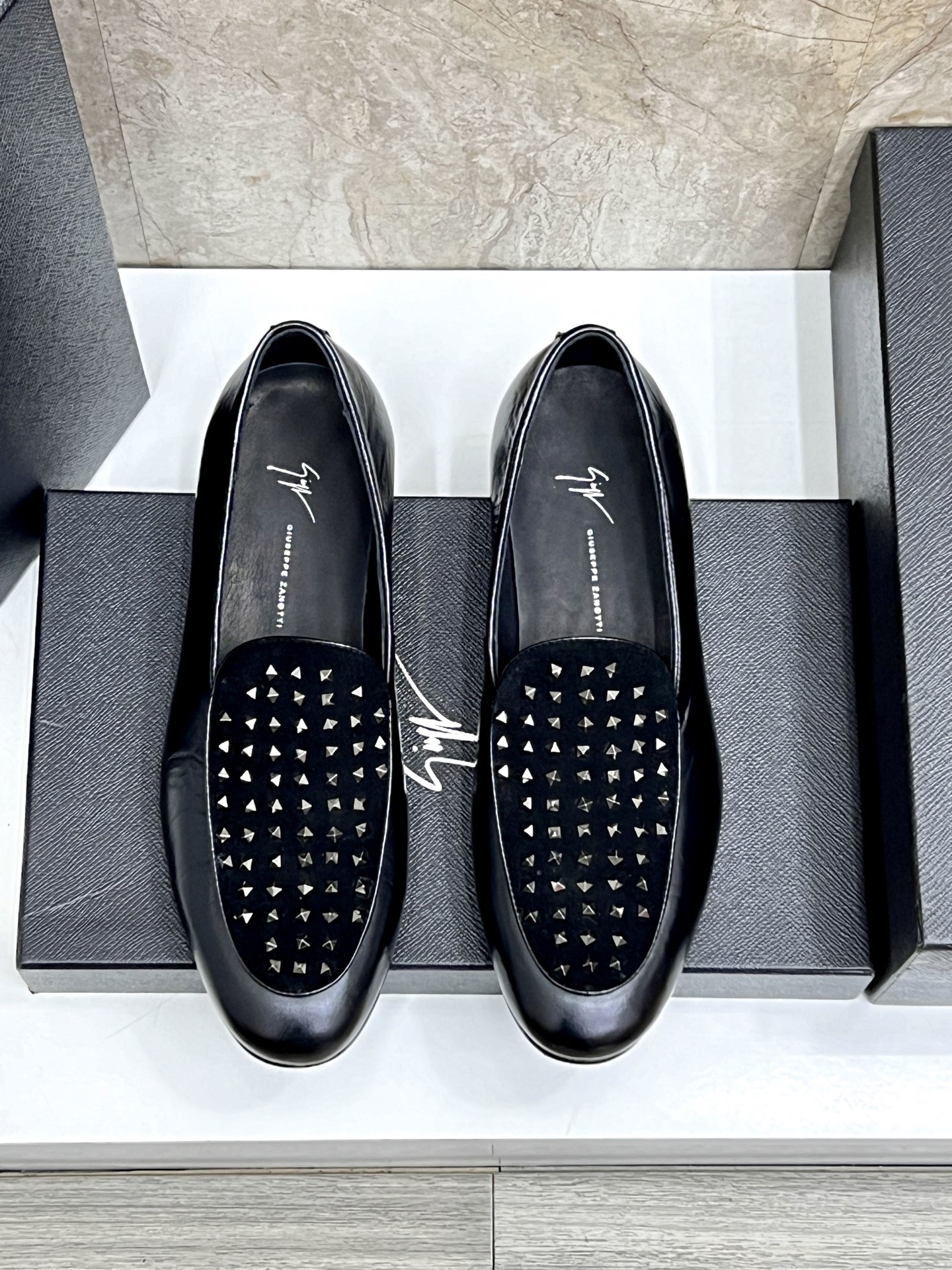 NO:344887,GZ classic business leather shoes, men's leather shoes, imported original cowhide/reverse velvet cowhide, cowhide inner, cowhide inner makes the shoes fashionable and comfortable to wear. Size 39-44 (customized for 38, 45, 46), cowhide19860909GZ经典商务皮鞋,男士一脚蹬皮鞋,进口原版牛皮/反绒牛皮,牛皮内里,牛皮内里让鞋子穿在脚上时尚又舒适.码数39-44（38、45、46定做）,,cowhide,Men's shoes