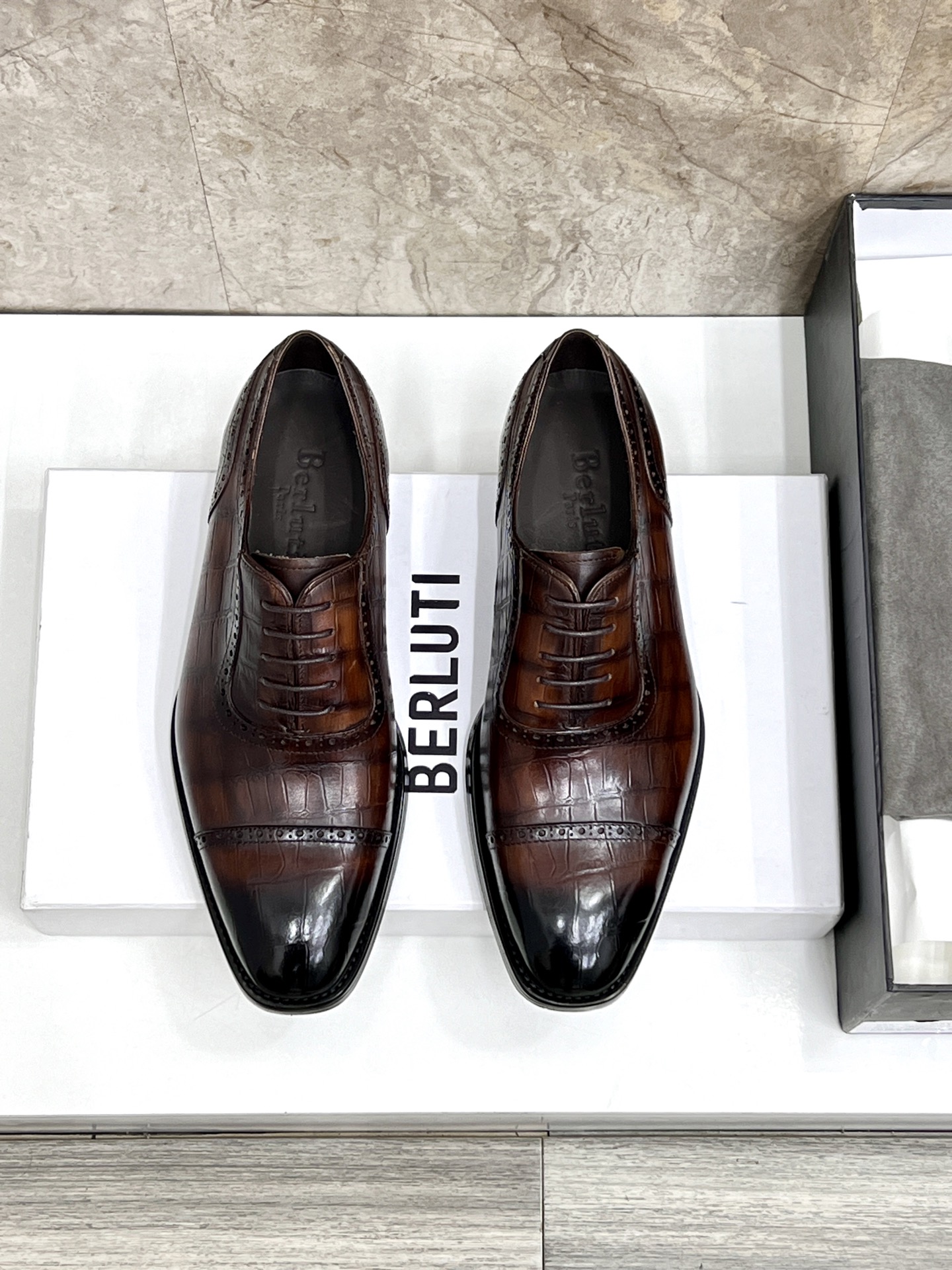 NO:347134,Burlut* Hand-made cowhide oxford shoes for men's formal shoes and leather shoes This lace-up light shoes are made of imported open-edge bead matte skin/imported cowhide hand-made color and color change. It is an historically significant iconic shoe, becoming the symbol of the Berlut* brand and the purest expression of its uncompromising style. Italian imported leather embryo hand-made color three-section head splicing shape. Double-line press-edge splicing line smooth line inside black water dye calfskin inside the foot feels skin-friendly and delicate Italian genuine leather soles Enhance comfort. Cut edges at the heel. Real edge structure. Size39-44 (customized by 38.45.46), burberry, cowhide, Leather soles19860909Burlut* 布鲁提 手工擦色牛皮牛津鞋 男士正装鞋皮鞋  此款系带浅口鞋采用进口开边珠雾面皮/进口牛皮手工擦色改色制作而成 是一款具有历史意义的标志性鞋履,成为Berlut* 品牌的象征以及对其不妥协风格的最纯粹表达意大利进口皮胚手工擦色三节头拼接造型 双线压边拼接走线流畅形线条内里黑色水染小牛皮里脚感亲肤细腻 意大利真皮大底 增强舒适度 鞋跟处有切边 真正的沿条结构. Size39-44（38.45.46定做）,,burberry,cowhide,Leather soles,Men's shoes