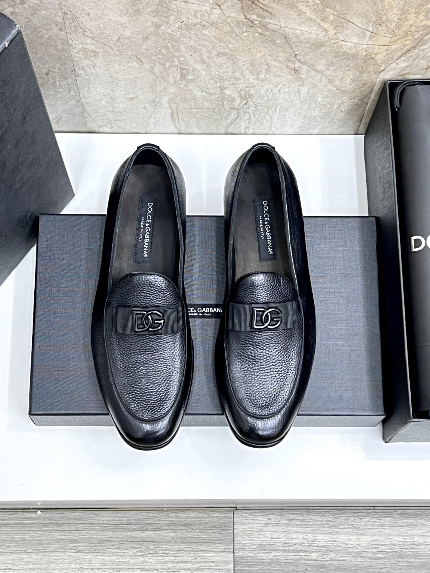 NO:353262,D&G Bernini series mocasin shoes, embellished with new antique signs. Made of Mino calf leather, retro and shiny texture complement each other, releasing the exquisite charm of contemporary Size 39-45 (customized by 38.46), Dolce&Gabbana,cowhide19860909D&G Bernini 系列莫卡辛鞋,点缀全新仿古标牌.采用 Mino 小牛皮制成,复古与亮泽质感相得益彰,释放当代考究魅力 Size 39-45（38.46订做）,,Dolce&Gabbana,cowhide,Men's shoes