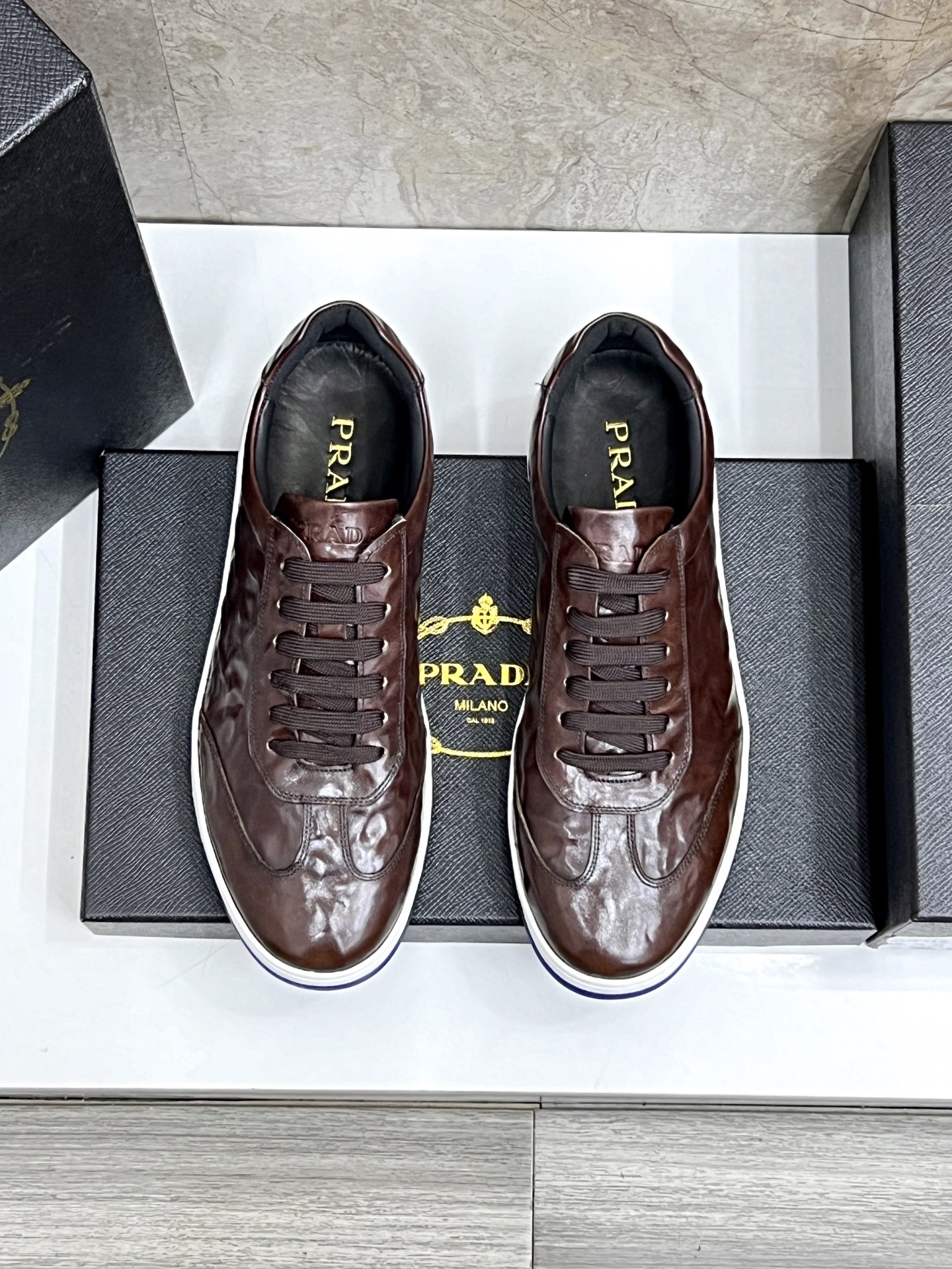 NO:353273,Prada classic men's lace-up casual shoes｜Imported cowhide upper｜Up seam layer design sense Lightweight and breathable｜Soft and comfortable｜Side with PRADA letters｜Excellent sports style Show the brand style｜Lightweight concave and convex pattern rubber sole｜Paired with cowhide feet｜Excellent feel of foot｜Excellent fashionable and atmospheric｜Size38-44 (customized for 45),,prada,cowhide19860909Prada经典男士系带休闲鞋｜进口牛皮鞋面｜鞋面缝线层次设计感 轻盈透气｜柔软舒适｜侧面饰以PRADA字母｜颇具与众不同的运动风范 尽显品牌格调｜轻质凹凸花纹橡胶鞋底｜搭配牛皮垫脚内里｜脚感极佳 时尚大气｜ Size38-44（45定做）,,prada,cowhide,Men's shoes