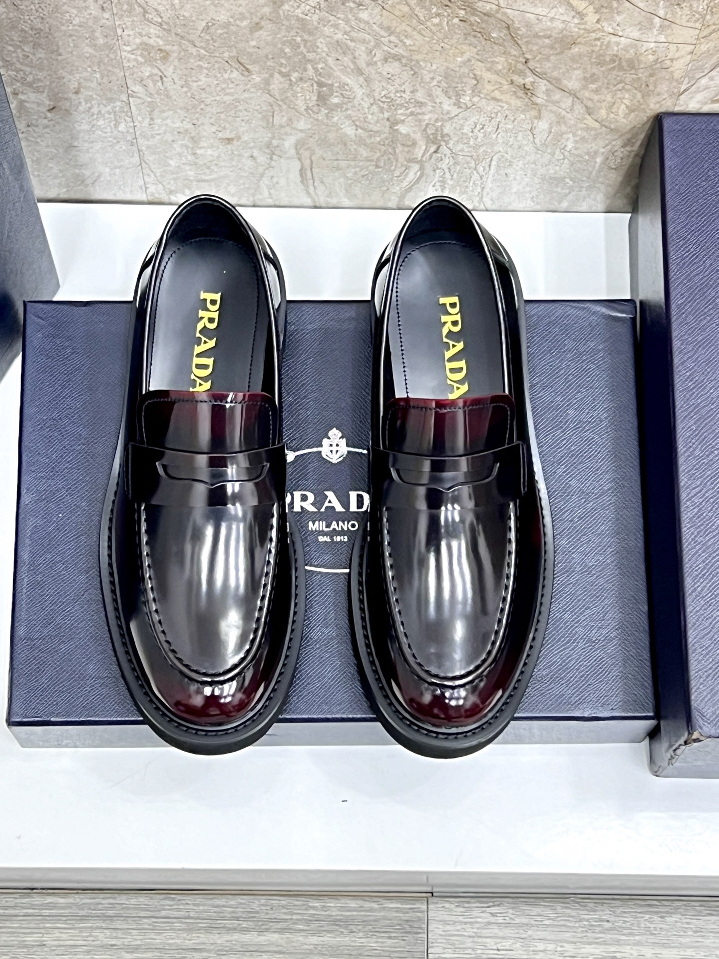 NO:348365,Prad*'s high-end classic men's loafers meet new sense of quantity and exquisite details, presenting a new design. It uses imported beaded cowhide leather material, decorated with triangle logos, grip stitching, and rubber soles with unique notch details. This item has a retro design style and presents a mix and match style. The retro upper presents square lines, contrasting with the modern thick sole, combining different silhouettes and traditional design elements. The triangle logo and glossy leather add an iconic feature to the shoes. Glossy leather is a classic brand material, and has been baptized by time, and the glossy remains. Size39-44 (customized for 38.45.46.47), prada, loafers, cowhide19860909Prad*家高端经典男士乐福鞋,邂逅崭新量感与精致细节,呈现焕新设计.采用进口开边珠牛皮材质,装点三角形徽标、贴边缝线,橡胶鞋底搭配别致凹口细节.这款单品具有复古设计风格,呈现混搭格调.复古鞋面呈现方正线条,与充满现代感的粗壮厚底形成对比,将不同廓形和传统设计元素兼收融合.三角形徽标和亮面皮革,为鞋履平添标志性特色.亮面皮革是品牌经典材质,历经时光洗礼,光彩依旧. Size39-44（38.45.46.47定做）,,prada,loafers,cowhide,Men's shoes
