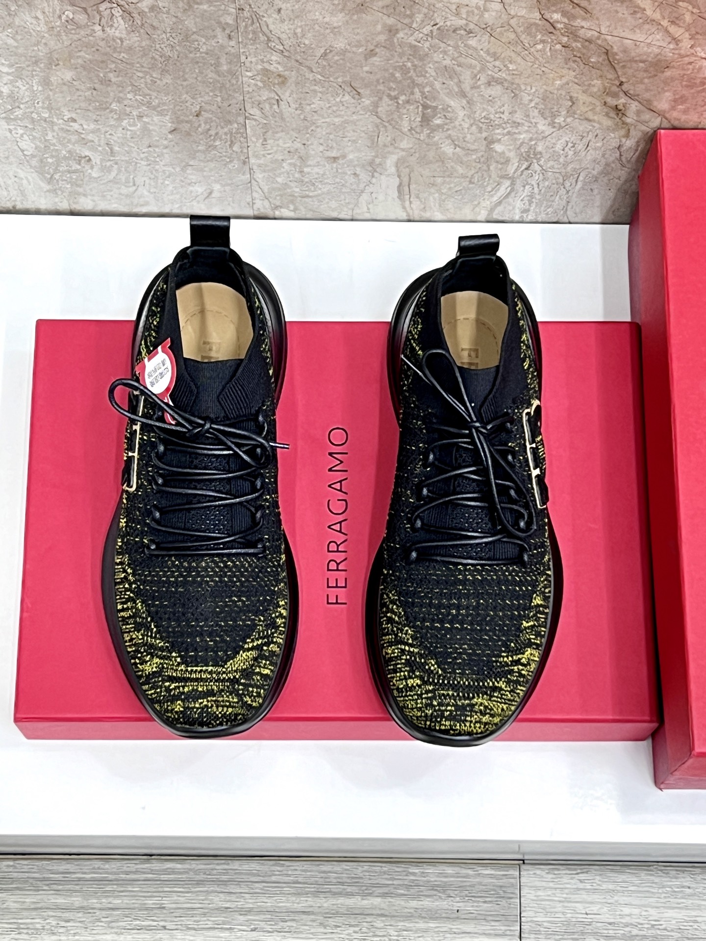 NO:348415,FERRAGAMO.Gancini buckles low-top casual shoes, this urban-style casual shoes boldly combines a variety of fabrics, cleverly uses high-tech mesh fabric and smooth leather to create a unique high-end look. Gancini buckles are embellished on the side, paired with padded mouths and tongues, combined with eye-catching light rubber sole, making the design more exquisite. Material: fabric is matched with leather splicing, and TPU lines highlight the outline of the entire shoe!  Size 39-40-41-42-43-44-Batch, ferragamo19860909FERRAGAMO.Gancini扣饰低帮休闲鞋、这款都市风格休闲鞋大胆融合多种面料,巧妙运用高科技网眼织物和光滑皮革,打造别出心裁的高端造型.侧面缀饰Gancini扣饰,搭配衬垫鞋口和鞋舌,结合醒目的轻盈橡胶鞋底,令设计更显考究.材质:织物搭配皮革拼接,TPU线条点睛整个鞋的轮廓！ 尺码39-40-41-42-43-44-批,,ferragamo,Men's shoes