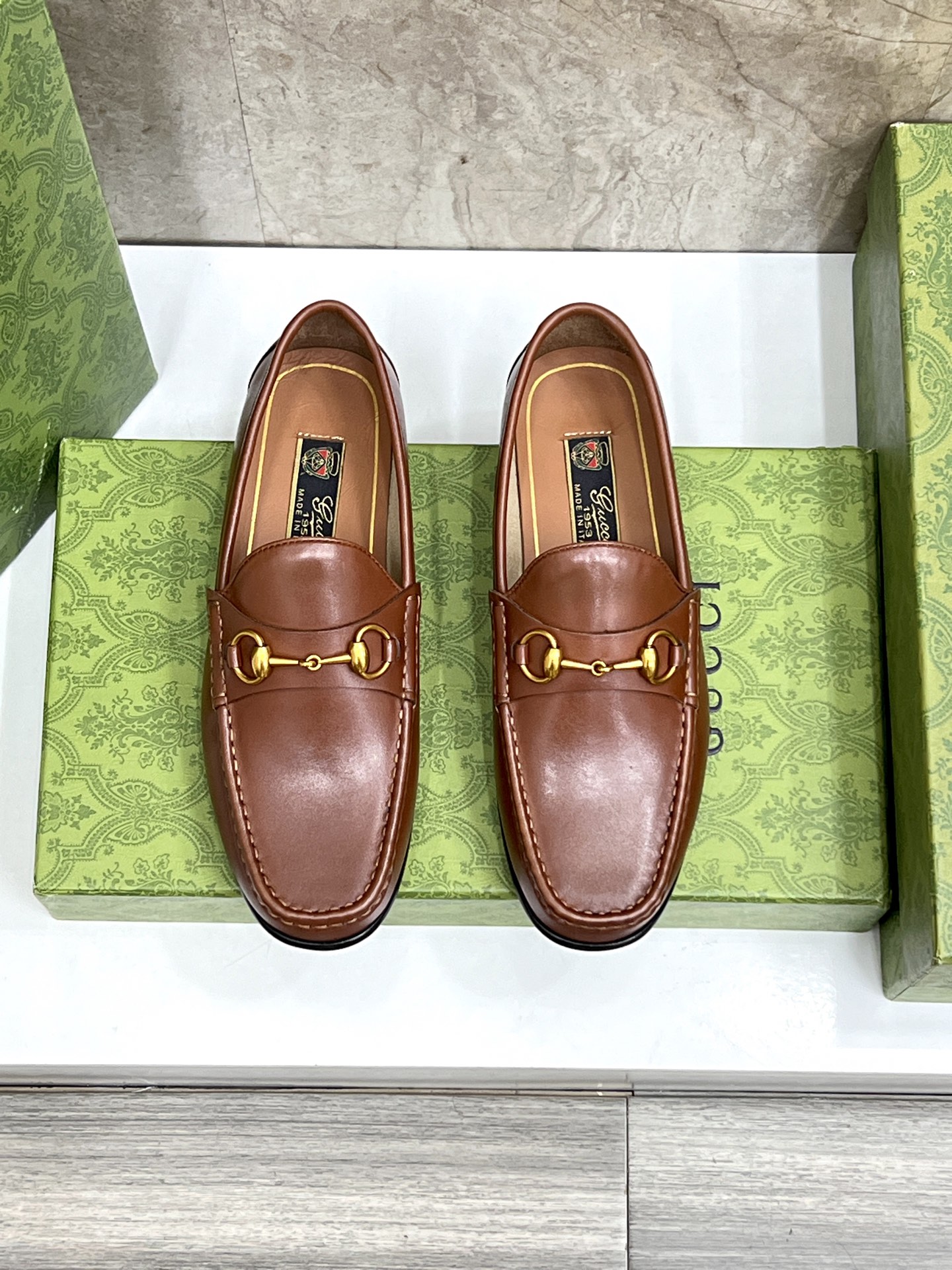 Gucci Men's Leather Loafers with Chain G Buckle - Classic Style