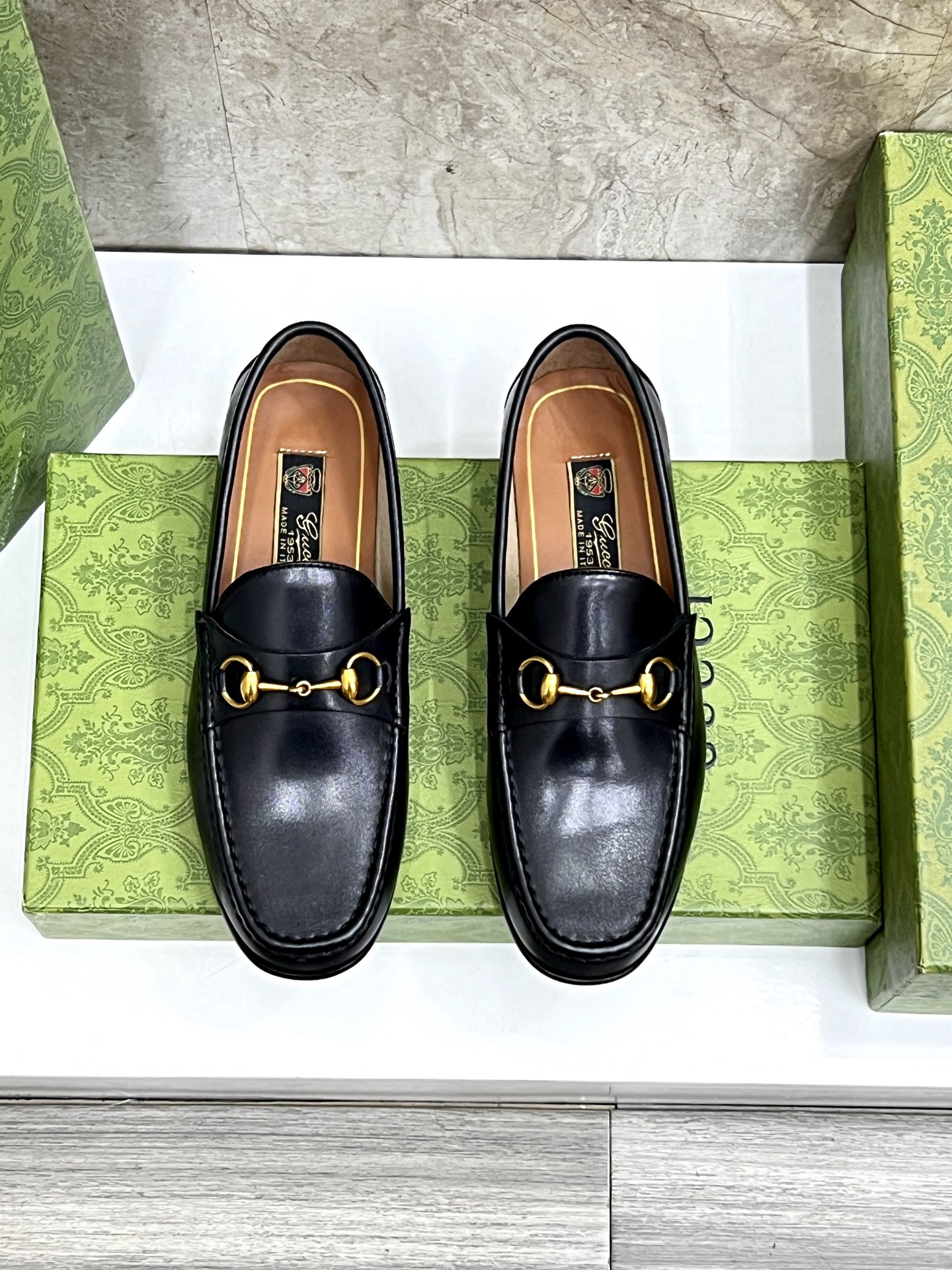 Gucci Men's Black Leather Loafers with Chain G Buckle - Classic Style