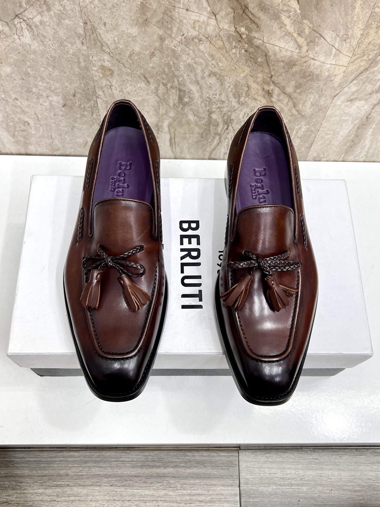 NO:346863,New Berlut* Berlut* Handmade fine men's leather shoes, hot counter style, solid pure hand-coloring craft, imported leather from Italy, black calfskin, inner calfskin, delicate leather, transparent leather, crease-resistant, see details, texture is not comparable to market goods, three-section head design, simple foot last, hand-piling and seaming, exquisite details, every pair of casual inspection, matched with genuine leather sole, piano sole bottom layer, shoe tip copper toe, outsole brand logo, inner water dye calfskin effectively ensures comfort on foot, full hand-made color polishing process, standard leather shoes size 39-44 (38.45.46) batch, cowhide, Leather soles19860909新款Berlut* 布鲁提 手工精品男士皮鞋 专柜同步火热款 固纯手工上色工艺 意大利进口皮胚 ,黑色小牛皮面 内里小牛皮 皮质细腻光泽透亮 耐折痕 详见细节图 质感非市场货可以比拟 三节头设计,简约套脚楦型 手工滚边收线缝接 细节精致每一双随便验货 搭配真皮大底,琴底底层,鞋尖铜头, 大底有品牌logo 内里水染小牛皮 有效保障上脚舒适度 全手工擦色咖色工艺 标准皮鞋码数39-44（38.45.46定） 批,,cowhide,Leather soles,Men's shoes