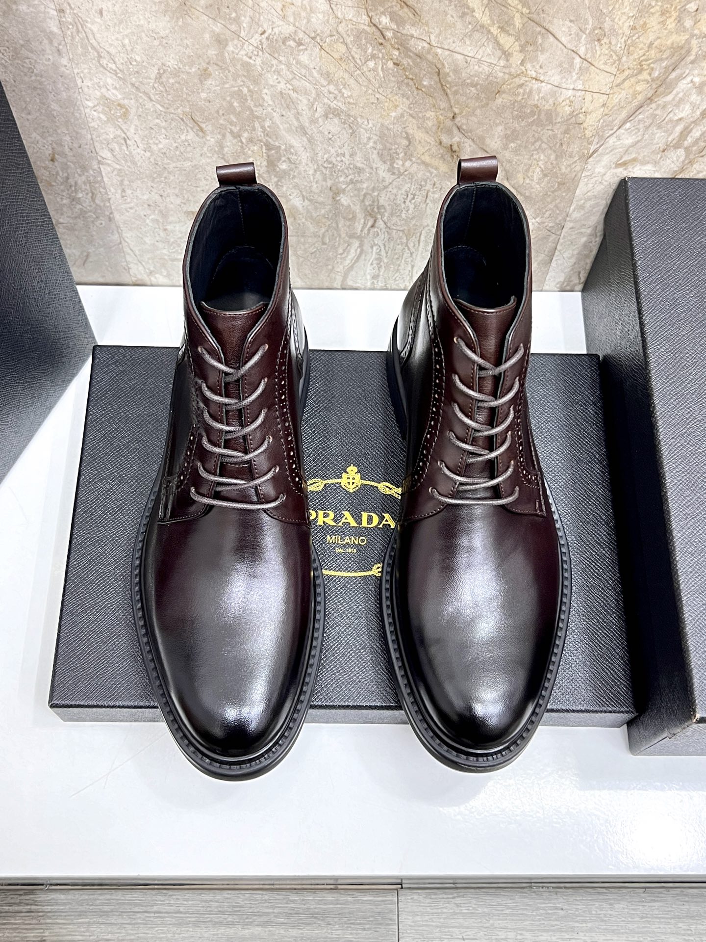 NO:620356,P's new Saffiano leather Chelsea short boots, official show finale style, using tapered silhouette, showing exquisite fashion, full of modern flavor, selected advantage tumbled calfskin, super soft and delicate, dyed calfskin inside, standard P's feet, leather soles with non-slip Vibraw rubber on the forefoot. Very comfortable, highly recommended, British thin-soled and handsome version, exclusive killer for men, standard quality products for men's shoe cabinets, with original box packaging, one size too large  Size 38～44 (45 customized), Prada men's boots, prada, boots, cowhide19860909P家 新品Saffiano皮革切尔西短靴 官方秀场压轴款式 采用锥形廓形 尽显精致时尚,现代气息十足 精选优势摔纹小牛皮 超软细腻 内里本染小牛皮 标配P家垫脚 皮质鞋底前掌带防滑Vibraw 橡胶.舒适度极好 强烈推荐 偏英伦薄底帅气版型 男神专属杀器 男人鞋柜标配精品 配原盒包装 偏大一码 码数38～44（45订做）,普拉达 男靴,prada,boots,cowhide,Men's shoes