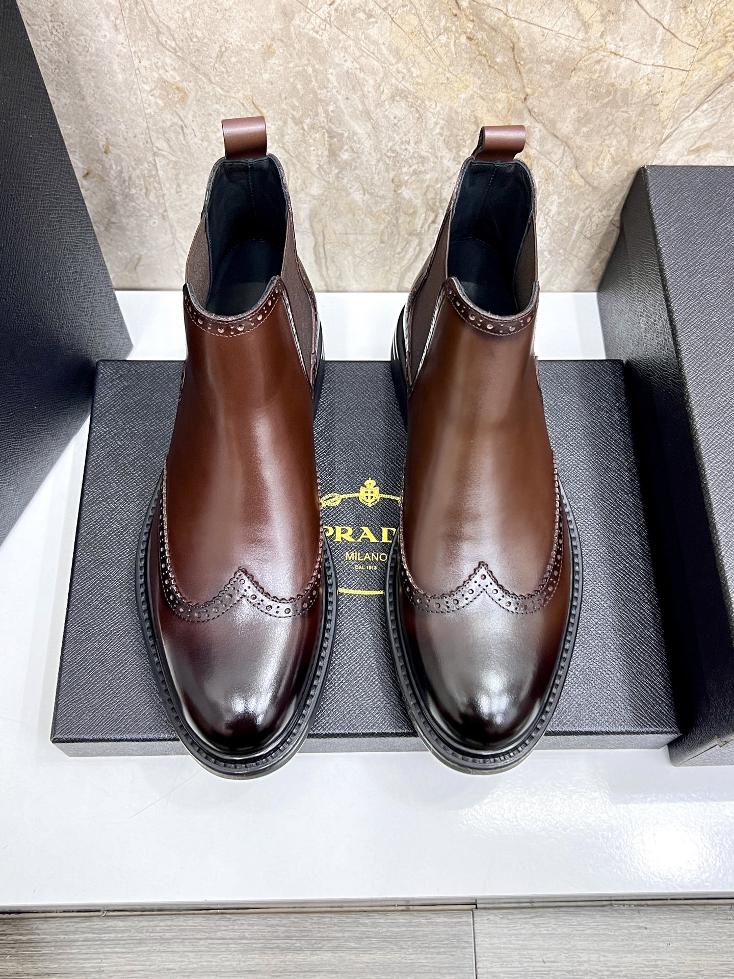 NO:620370,P's new Saffiano leather Chelsea short boots, official show finale style, using tapered silhouette, showing exquisite fashion, full of modern flavor, selected advantage tumbled calfskin, super soft and delicate, dyed calfskin inside, standard P's feet, leather soles with non-slip Vibraw rubber on the forefoot. Very comfortable, highly recommended, British thin-soled and handsome version, exclusive killer for men, standard quality products for men's shoe cabinets, with original box packaging, one size too large  Size 38～44 (45 customized), Prada men's boots, prada, boots, cowhide19860909P家 新品Saffiano皮革切尔西短靴 官方秀场压轴款式 采用锥形廓形 尽显精致时尚,现代气息十足 精选优势摔纹小牛皮 超软细腻 内里本染小牛皮 标配P家垫脚 皮质鞋底前掌带防滑Vibraw 橡胶.舒适度极好 强烈推荐 偏英伦薄底帅气版型 男神专属杀器 男人鞋柜标配精品 配原盒包装 偏大一码 码数38～44（45订做）,普拉达 男靴,prada,boots,cowhide,Men's shoes