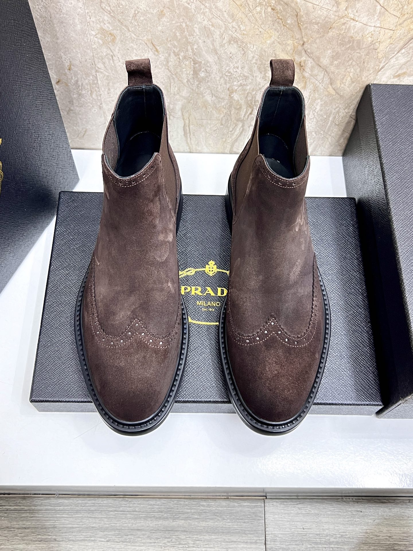 NO:346877,P Home New Saffiano Leather Chelsea Boots Official Show Final Style Use a tapered silhouette to show exquisite and fashionable, full of modern atmosphere Selected advantages of calfskin, super soft and delicate, inner body dyed calfskin, standard P Home footbed, leather sole, front foot with non-slip Vibraw, rubber. Extremely comfortable, highly recommended, British thin sole, handsome style, exclusive killer for men's god, standard quality for men's shoe cabinet, equipped with original box packaging, one size larger, 38~44 (45 customized),, boots, cowhide19860909P家 新品Saffiano皮革切尔西短靴 官方秀场压轴款式 采用锥形廓形 尽显精致时尚,现代气息十足 精选优势摔纹小牛皮 超软细腻 内里本染小牛皮 标配P家垫脚 皮质鞋底前掌带防滑Vibraw 橡胶.舒适度极好 强烈推荐 偏英伦薄底帅气版型 男神专属杀器 男人鞋柜标配精品 配原盒包装 偏大一码 码数38～44（45订做）,,boots,cowhide,Men's shoes