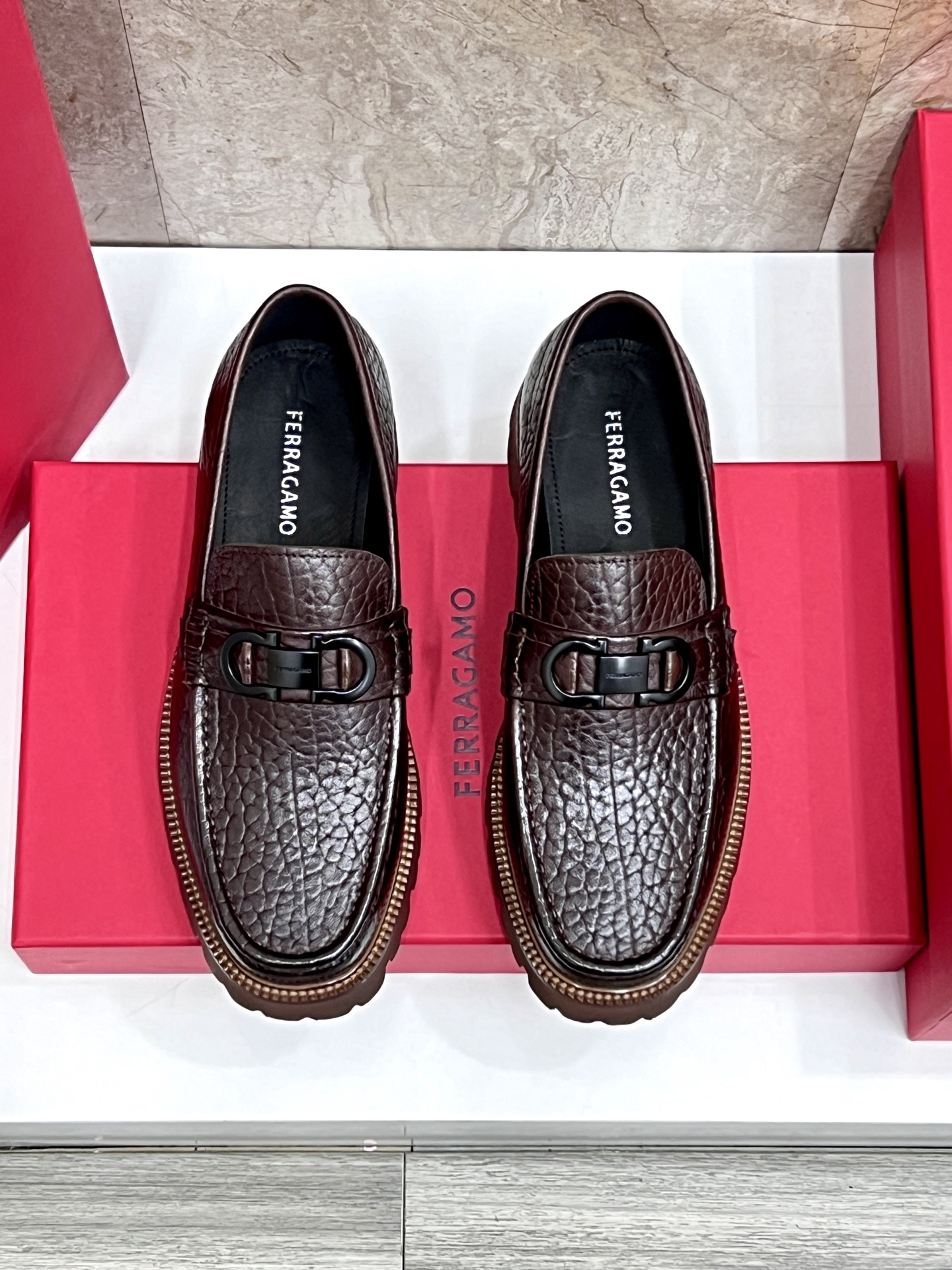 NO:587133,Original quality Brand Ferragamo Standard men's size 38/44 (45.46 can be customized) The same model as the official website High-quality men's shoes Material custom-made first-layer calfskin With water-dyed cowhide lining Cowhide tiptoe Original non-slip and wear-resistant rubber outsole Style category Men's formal business leather shoes Young and fashionable European and American trends British style Casual matching Comfortable feet Color pictures, Ferragamo  leather shoes,ferragamo,ferragamo,cowhide19860909原单品质 品牌Ferragamo（菲拉格慕） 标准码男码38/44（45.46可以定做） 等级官网同款 高品质男鞋 材料定制头层小牛皮 搭配水染牛皮内里 牛皮踮脚 原版防滑耐磨橡胶大底 款式类别男士正装商务皮鞋年轻时尚 欧美潮流 英伦风格 随意搭配 脚感舒适 颜色实物图,菲拉格慕 皮鞋,ferragamo,ferragamo,cowhide,Men's shoes