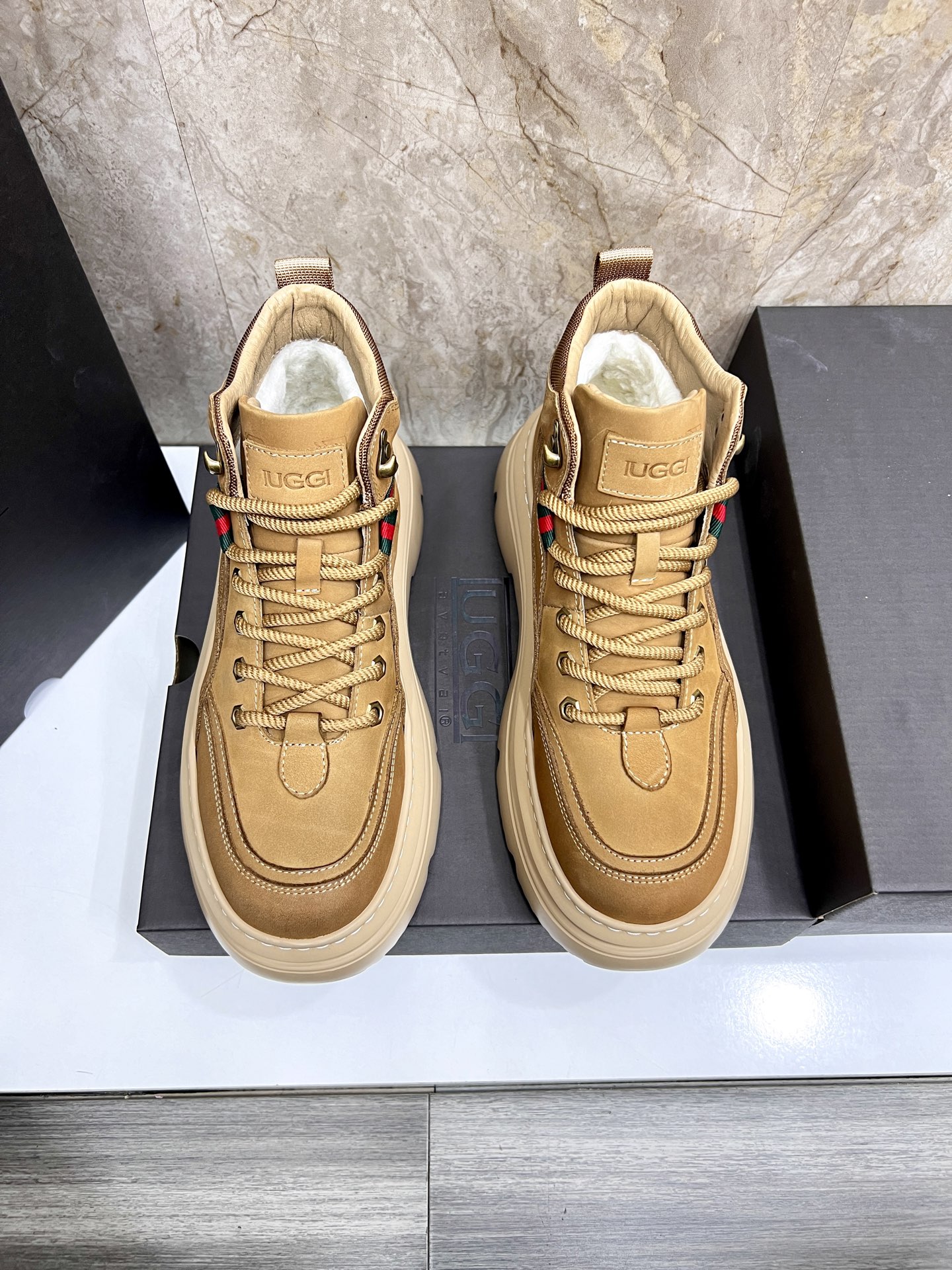 NO:588447,The new UGG fur-integrated men's simple and fashionable snow shoes. The most worth buying at the end of this year are warm casual shoes. Whether you are out and about at home, their comfortable and warm performance will be your most suitable fashion partner!  The material is made of cowhide upper, and the lining is made of imported wool. The two-layer cowhide is warm and comfortable for leisure!  The eva+ rubber patch outsole is cushioning, non-slip and wear-resistant, and has good elasticity. It is light and wear-resistant, comfortable and soft, and the new simple tailoring is more fashionable. It has both practicality and fashion sense, so you no longer have to worry about how to match it in winter, but still maintain your fashionable taste. The material is made of high-quality genuine wool from Dongguan. Look at the details!  Size 39-40-41-42-43-44,,cowhide19860909新款UGG 皮毛一体男款简约时尚雪地鞋 今年年底最值得入手的那是保暖休闲鞋子,无论外出居家其舒适保暖性能都是你最贴合的时尚伴侣！ 材料采用牛皮鞋面,内里采用进口羊毛.二层牛皮保暖 休闲舒适！ eva+橡胶贴片大底,缓冲,防滑耐磨,和良好的弹性,轻盈耐磨,舒适柔软,全新简洁剪裁,更显时尚,兼具穿搭实用性和时尚感,让您在冬天不再忧愁如何搭配,依然不失时尚品味.莞产高品真羊毛 材质看细节！ 尺码39-40-41-42-43-44,,cowhide,Men's shoes