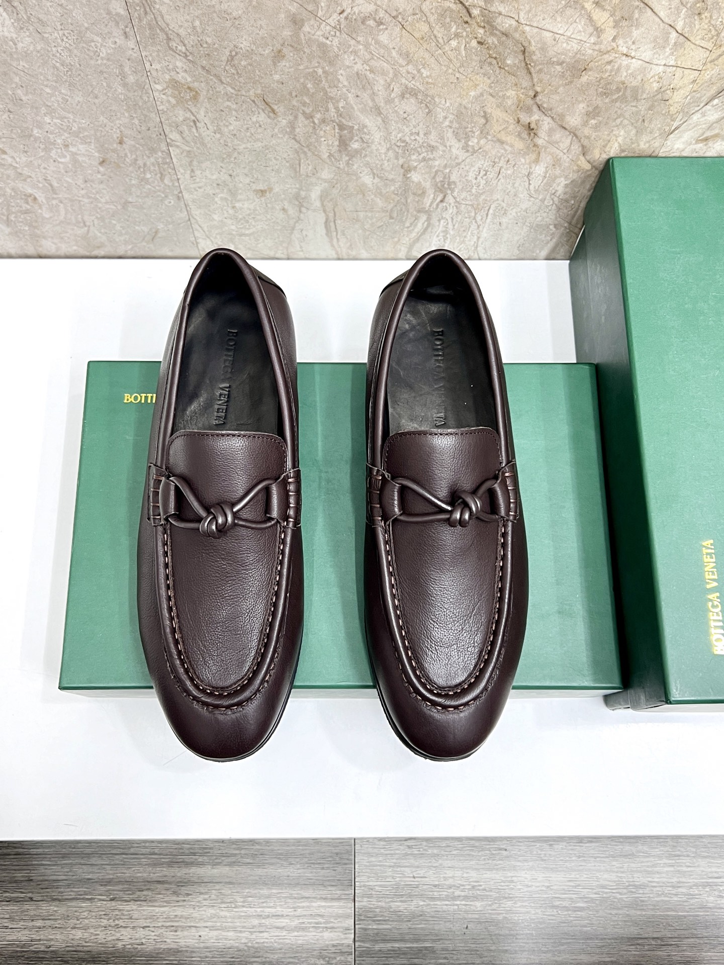 NO:588453,BV's new men's casual slip-on leather outsole. This casual slip-on loafer is made of soft calfskin and hand-woven to achieve a lightweight texture and exquisite leather lining. The classic shoe is an all-round interpretation of exquisite casual style. The flexible collision structure is matched with the original leather outsole to add more durability. The slip-on is easy to put on and take off the slip-on design. Size39-44 (38.45 custom-made),, bottega  veneta,loafers,cowhide,leather soles19860909BV 新款男士休闲一脚蹬真皮大底 这款休闲一脚蹬乐福鞋选用柔软小牛皮纯手工编织,成就轻盈质地,精致真皮衬里,经典鞋履全方位演绎是精致的休闲风格.灵活的撞搭结构搭配原版真皮大底,增加更多耐久性.一脚蹬易穿脱套脚设计. Size39-44（38.45定做）,,bottega veneta,loafers,cowhide,Leather soles,Men's shoes