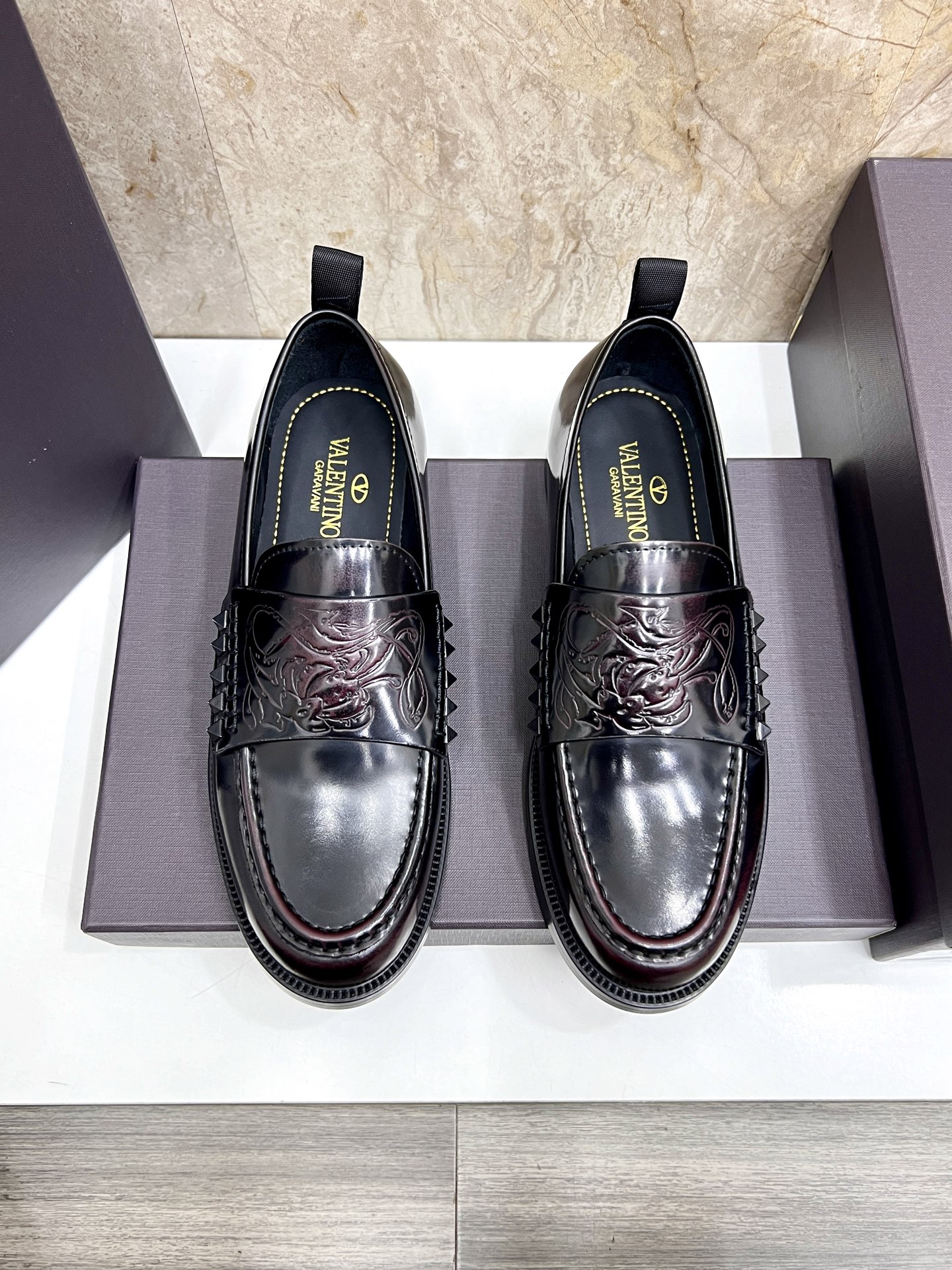 NO:589031,Valentino's new men's V logo micro-label business casual loafers. These Derby loafers are made of imported cowhide leather. They are light in texture and cool in style. The uppers are decorated with brand logo buckles, showing off the big-name style!  The lines show the novel urban trend. The toe is round and full, the rubber foam sole and the triple protruding leather welt complement each other. It is very fashionable and charming, with native dyed calfskin lining, genuine leather feet, standard logo decoration, simple yet elegant, European and American classic loose style version, excellent on-foot comfort. Size 39-44 (customized at 38.45.46),,valentino,valentino,loafers,cowhide19860909Valentino 华伦天奴 新款男士V logo微标商务休闲乐福鞋 这款德比乐福鞋鞋采用进口牛皮皮革制成,质感轻盈,风格酷飒,鞋面饰有品牌logo扣,彰显大牌范儿！线条之间彰显新颖都市潮流.鞋头圆润饱满,橡胶发泡鞋底和三重外突真皮沿条相得益彰.极富时髦魅力,本染小牛皮内里,真皮垫脚,标配logo装饰,简约不失大气,欧美经典宽松风格版型,上脚舒适度极好. 尺码39-44（38.45.46订做）,,valentino,valentino,loafers,cowhide,Men's shoes